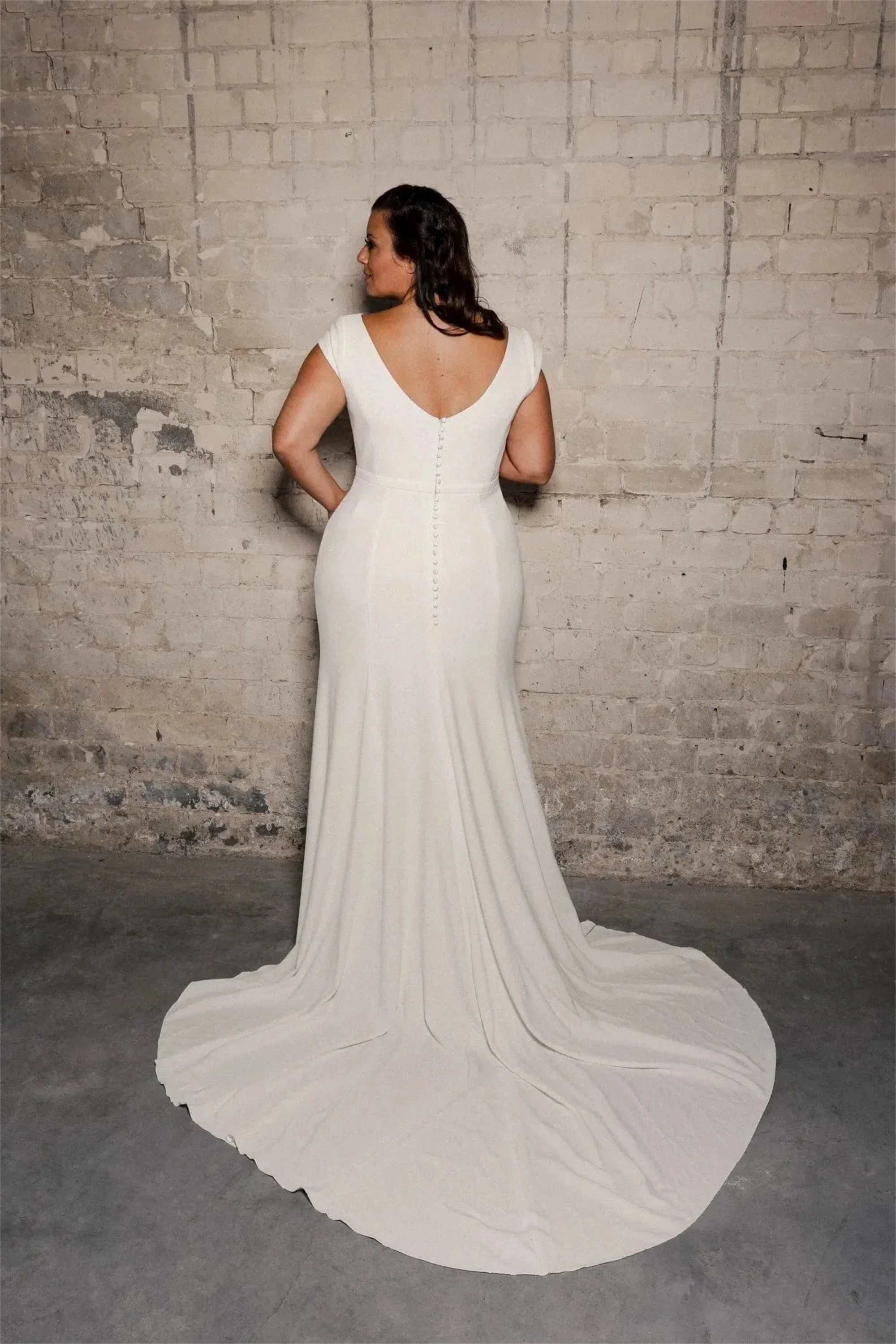 Effen kleur plus size bruidjurken kleine trein trouwjurk voor bruid nieuwe backless bruidsjurk EVON BRIDA aangepast