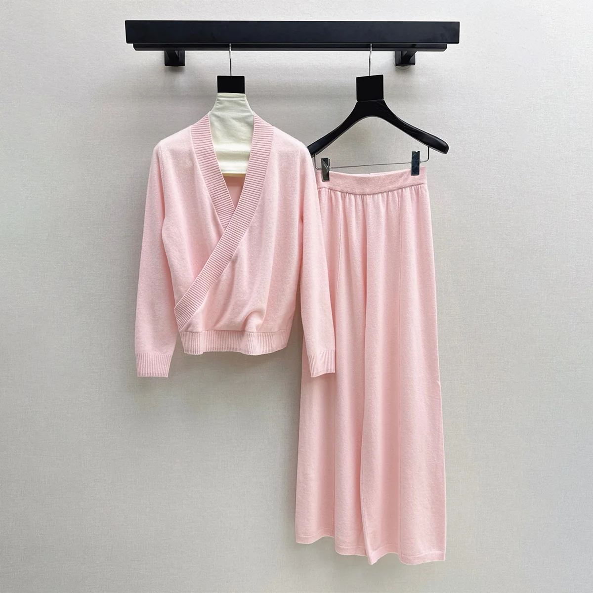 2026 High Quality Women's V-neck Cross Wrapped Knitted Set--2681368