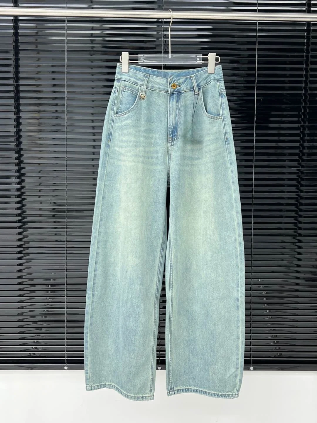 

2025 women's simple and fashionable wide-leg jeans, simple and fashionable