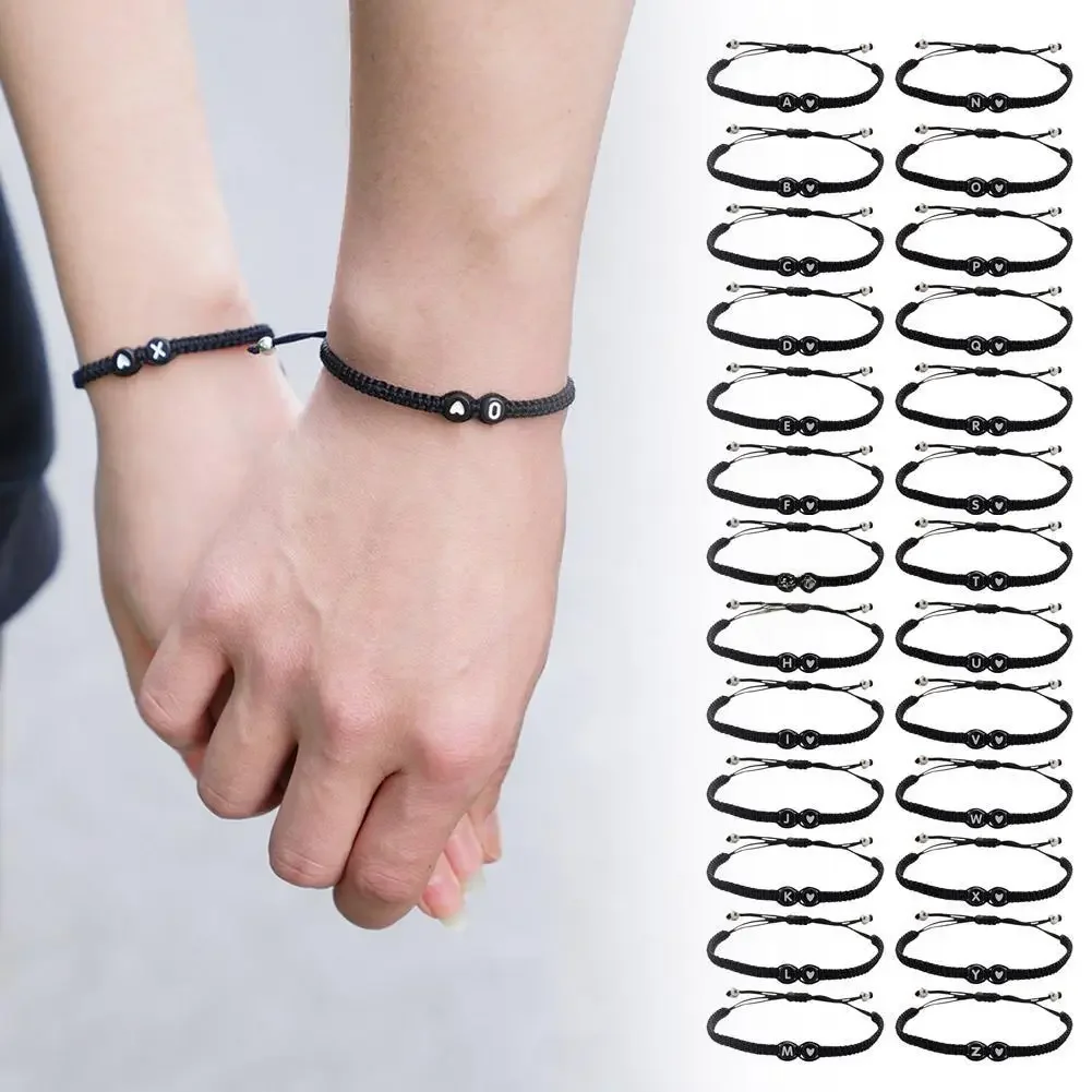 Bracelet tissé à 26 lettres, réglable, tissé à la main, tressé pour Couple, avec perles noires et blanches, accessoires de bijoux personnalisés