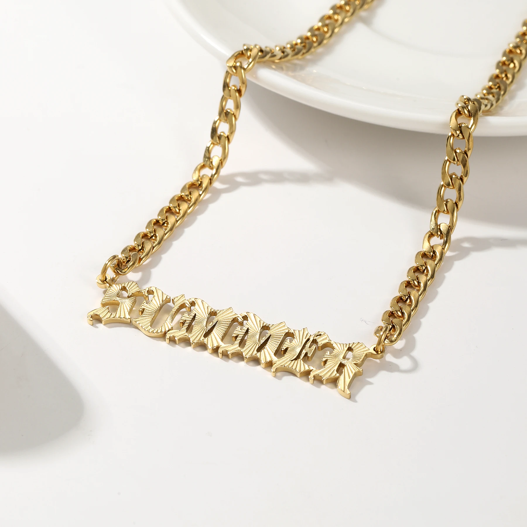 

Zciti индивидуальное готическое ожерелье с именем, персонализированный кулон с старым английским шрифтом, позолоченная нержавеющая сталь, ювелирные изделия в стиле хип-хоп, модный подарок