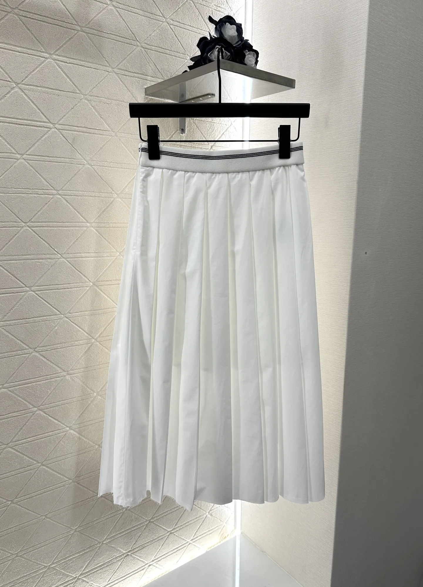 

25 New White Simple Classic Temperament Pleated Skirt Comfortable Campus Style Skirt