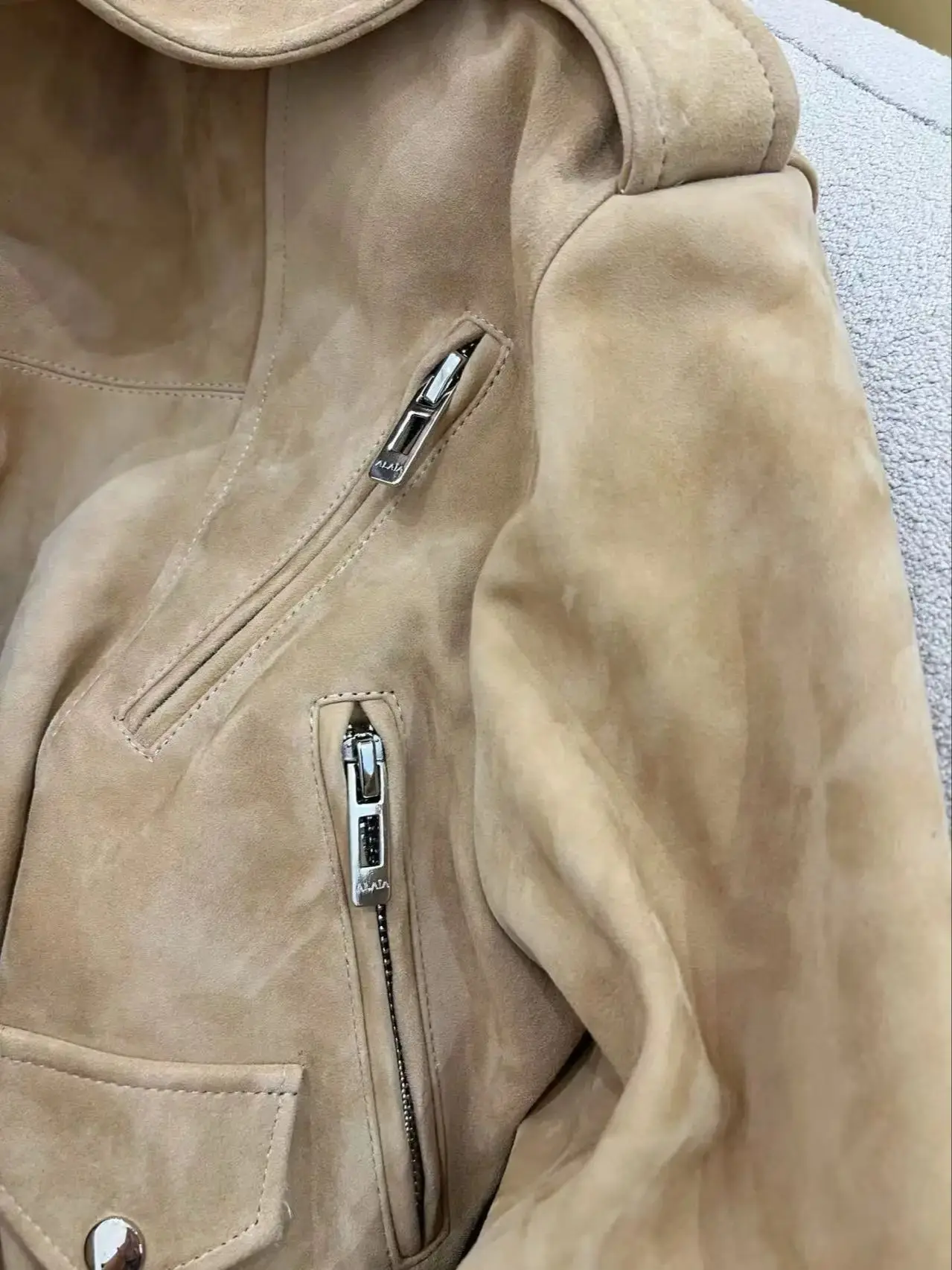 Elegante chaqueta de piel de cordero de gamuza con capucha de capa mage para mujer
