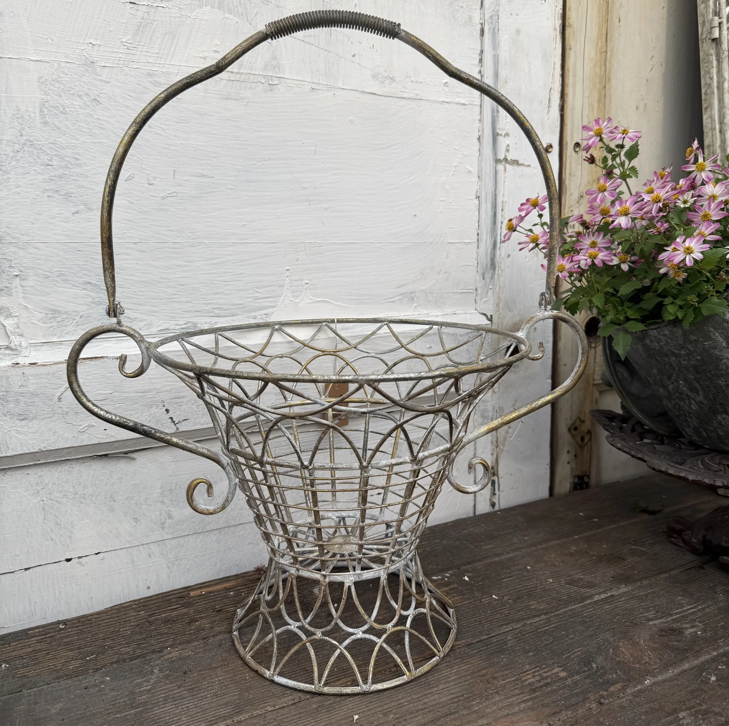 Vintage Iron Garden Basket, Rustic Metal Flower Planter Basket With Handle, Farmhouse Plant Holder For Outdoor Garden Decor