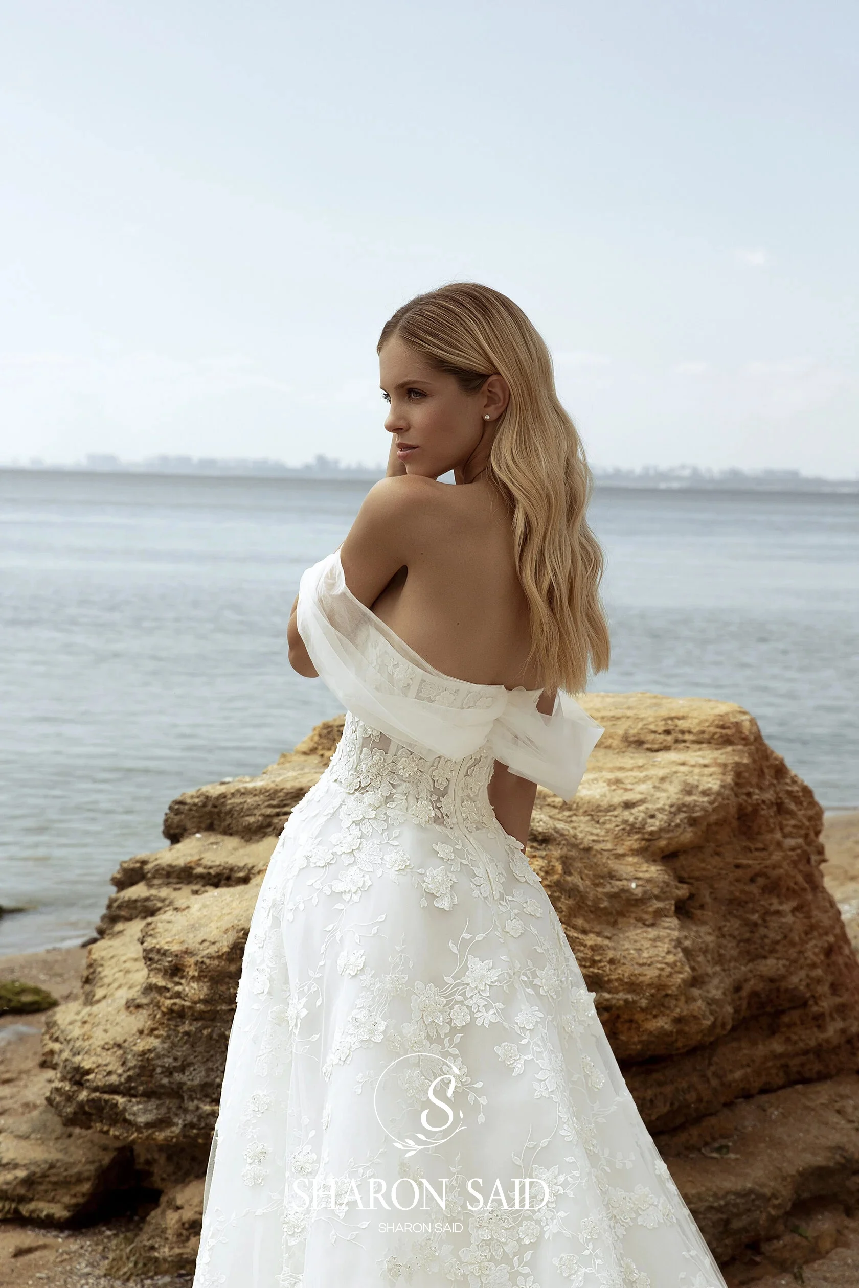 Sharon Said Romantische 3D Bloemen A-lijn Off White Tule Trouwjurk 2025, Off Schouder Kapel Trein Bruidsjurken SW485 Aangepaste