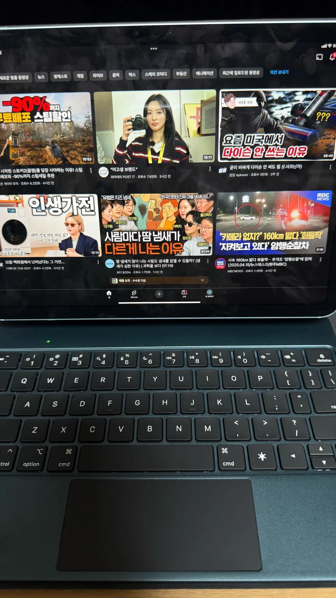 Vista lateral de la Funda Teclado GOOJODOQ iPad Pro 11