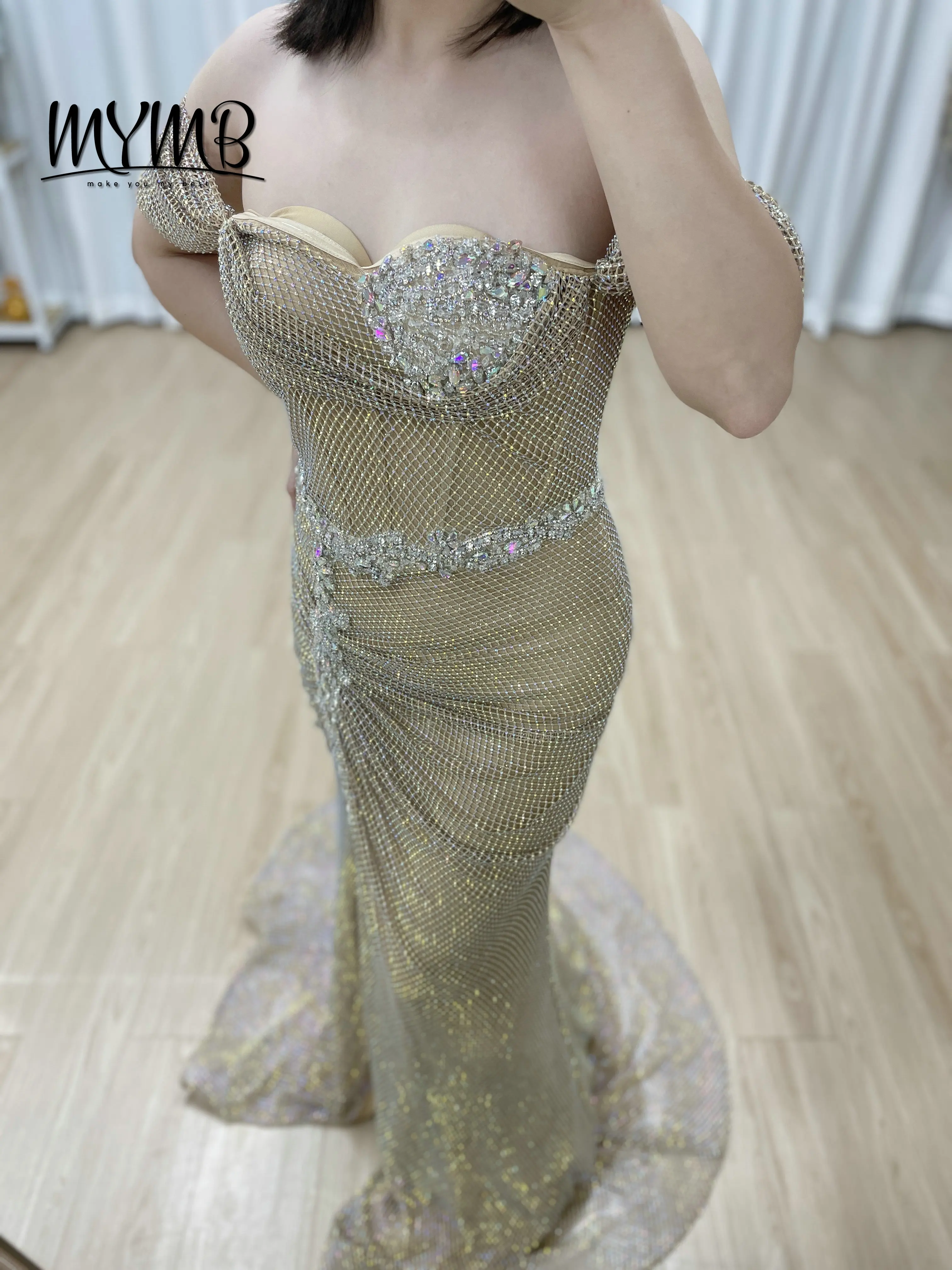 ชุดราตรีทรงเมอร์เมดประดับลูกปัดสีทอง ดีไซน์เกาะอกแบบหวาน พร้อมเลื่อมระยิบระยับ ผ่าสูง สำหรับงานกาล่า รุ่น MB40437