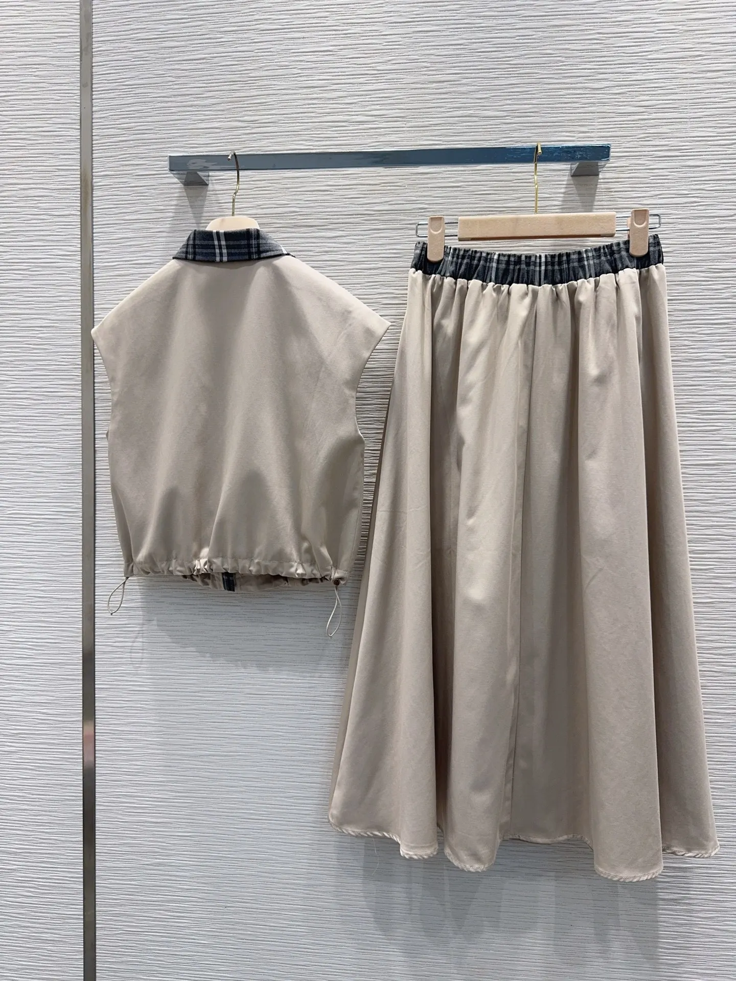 

Women Two Piece Casual Set Plaid Collar Neckline Sleeveless Vest & A-Line Skirt With Zipper Pockets
