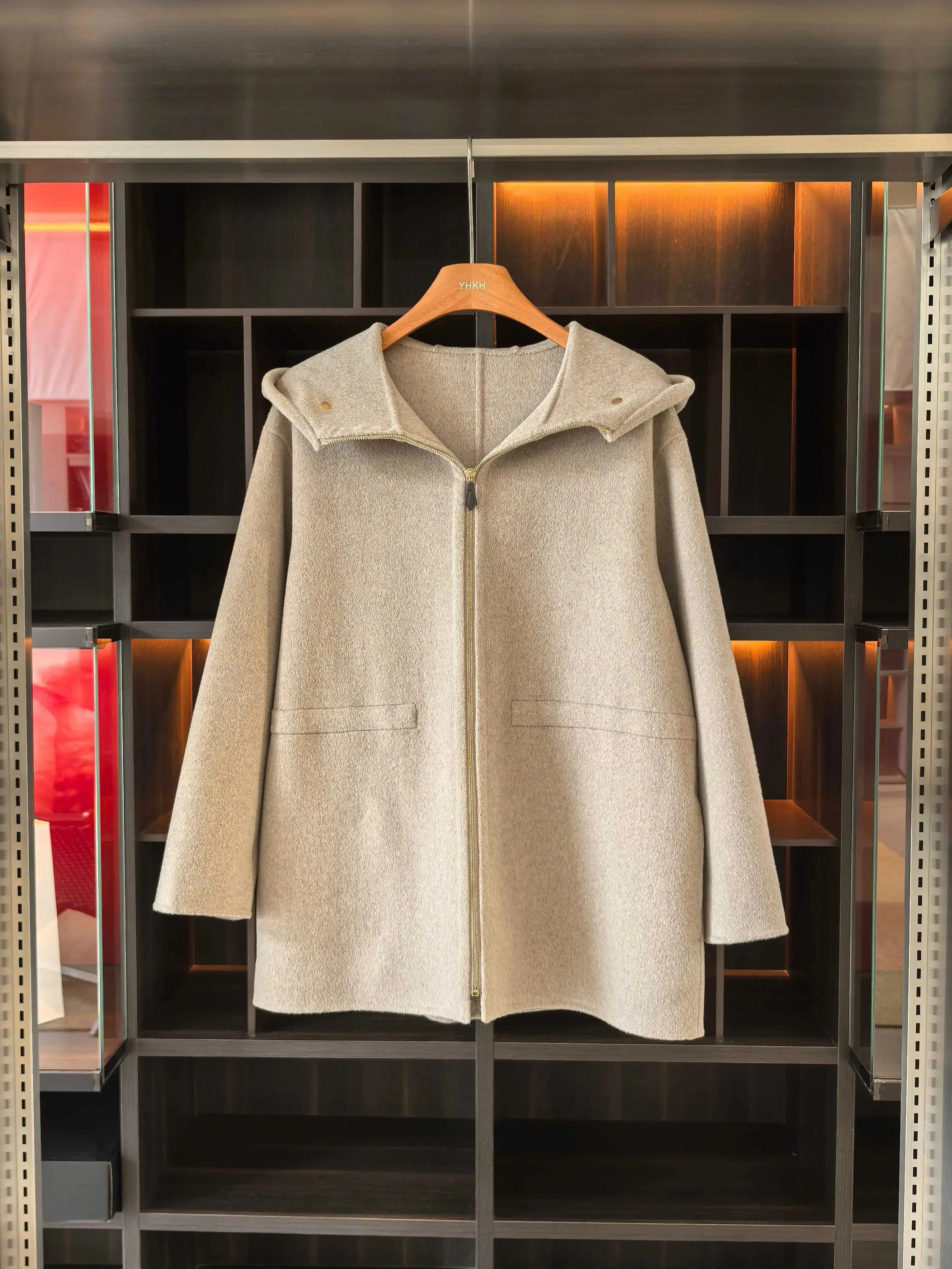 

Элегантное однотонное пальто из шерсти и кашемира с капюшоном на молнии