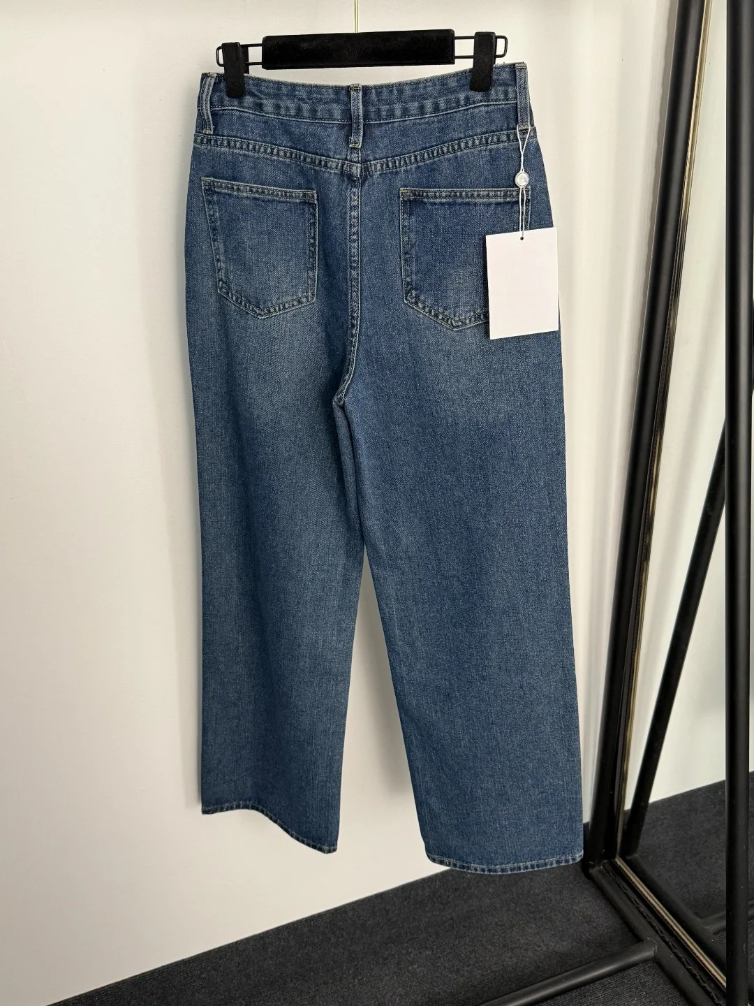 

2025 New Embroidered pocket slimming and versatile straight-leg denim trousers made of cotton denim Versatile Figure-hugging