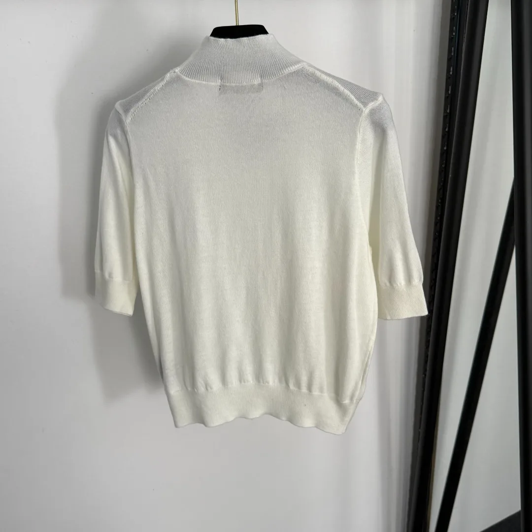 

2052 Новая и удобная вязаная рубашка с короткими рукавами в консервативном стиле ранней осени с цветными блоками и витыми буквами