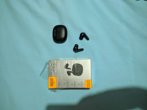 QCY Melobuds N50 ANC en caja de carga