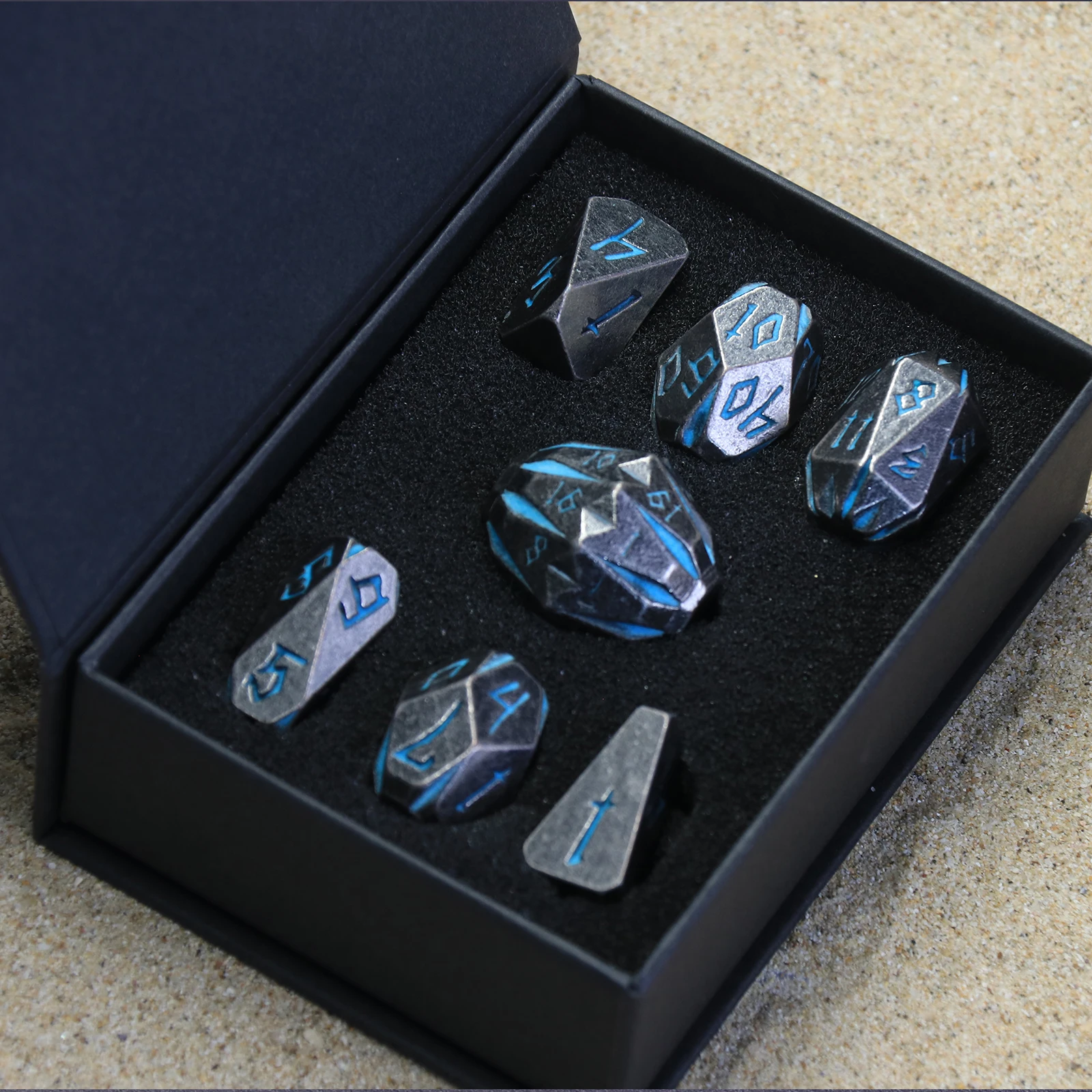 مجموعة نرد معدنية مكونة من 7 قطع من D&D، مجموعة نرد متعددة السطوح ذات طابع حجري أزرق مع صندوق لألعاب لعب الأدوار DND