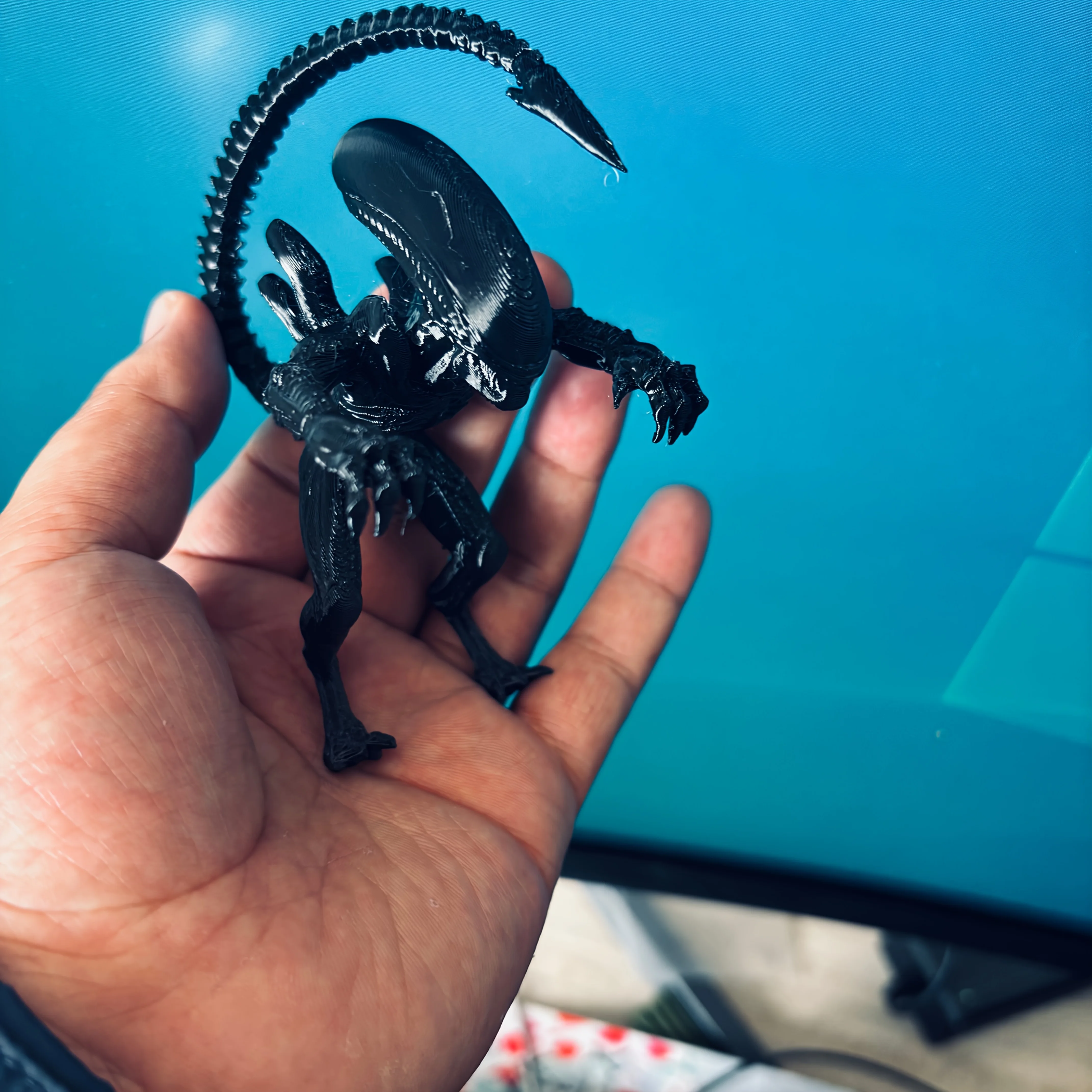 1 Stück Alien-Bildschirmdekoration, Computerbildschirm-Ornament, Sci-Fi-Film-Merchandise, Ausgefallenes Desktop-Geschenk, Alien-Gesicht umarmende Kreatur Bildschirmdekoration. Monitor-Dekoration, Lustiges Stressabbau-O – Detail 5