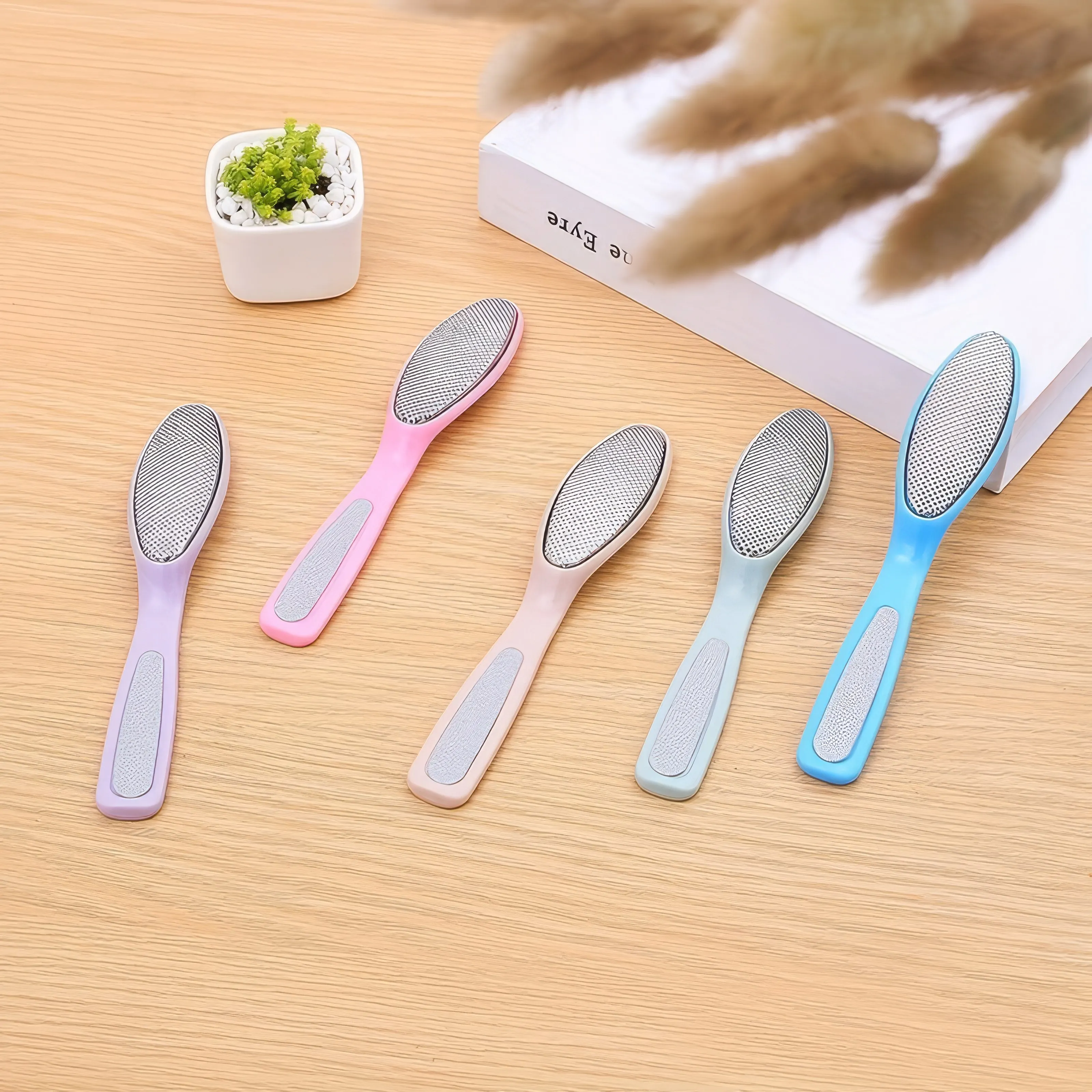 

1 Piece of Foot Grinder with Random Color, Easy To Grip Handle, Sturdy Construction, Suitable for Home SPA Foot and Nail Care