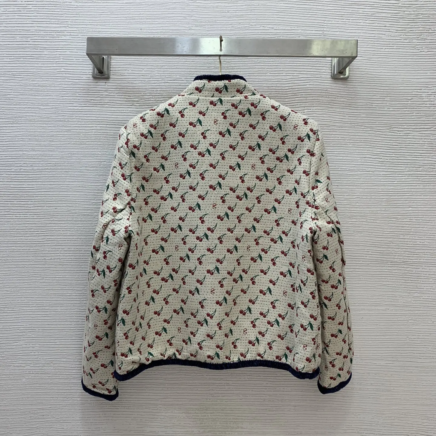 

Женская осенне-зимняя куртка из плотного хлопка и бархата контрастного цвета с жаккардовой окантовкой вишни и воротником на пуговицах HL159