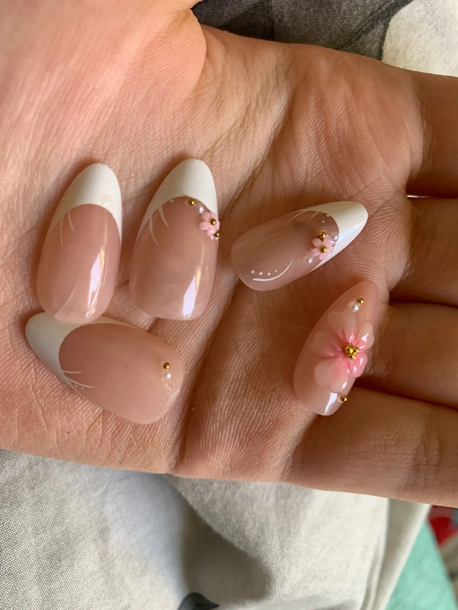 24Pcs Yellow French Full Cover Nails Tips Mid-length Almond Detachable False Nails 3D Flower Pearl Starburst Press on Fake Nails photo review