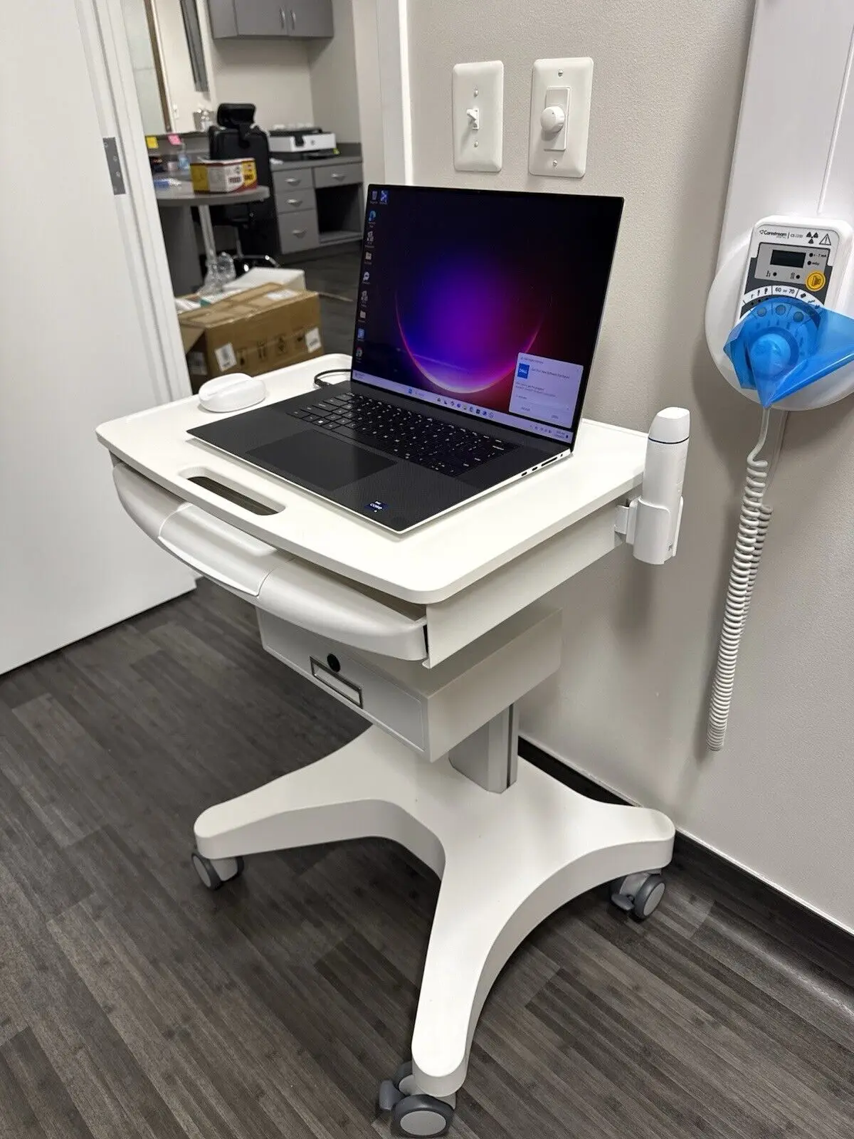 ماسح ضوئي للأسنان KIC NewMedit i900 سنة: 2024 مع عربة وDell XPS مع شاشة تعمل باللمس