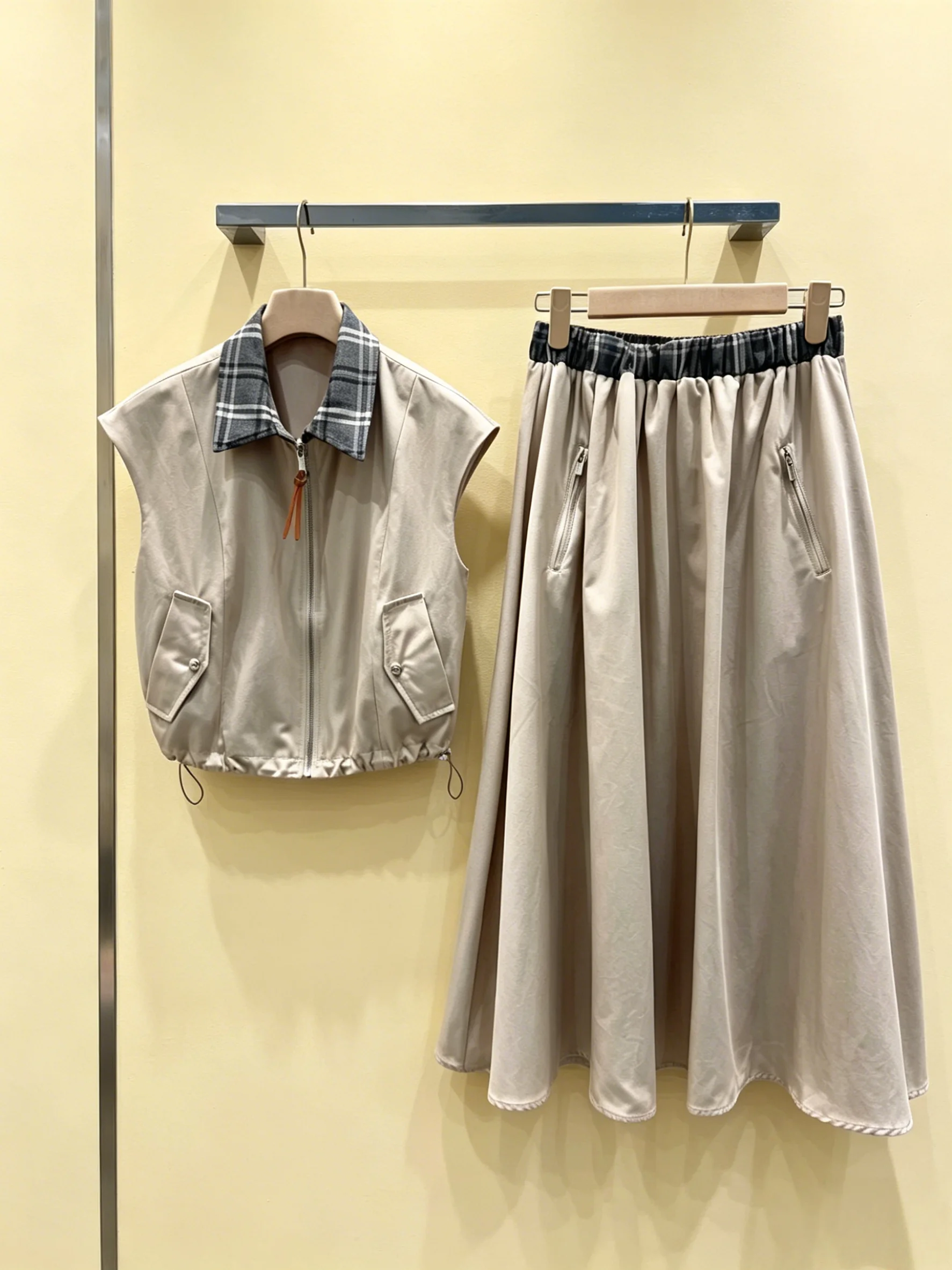 

2026 New Style Women's Khaki Short Sleeve And Mid Length Skirt Sizes M L Fashion Waist Version Code 015