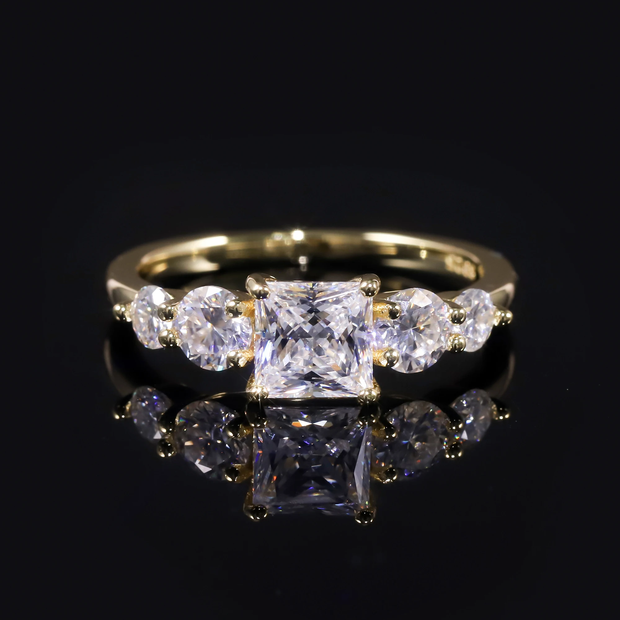 

GEM'S BALLET 1,0 карата 5,5X5,5 мм обручальное кольцо принцессы с муассанитом и пятью камнями из 18-каратного позолоченного стерлингового серебра