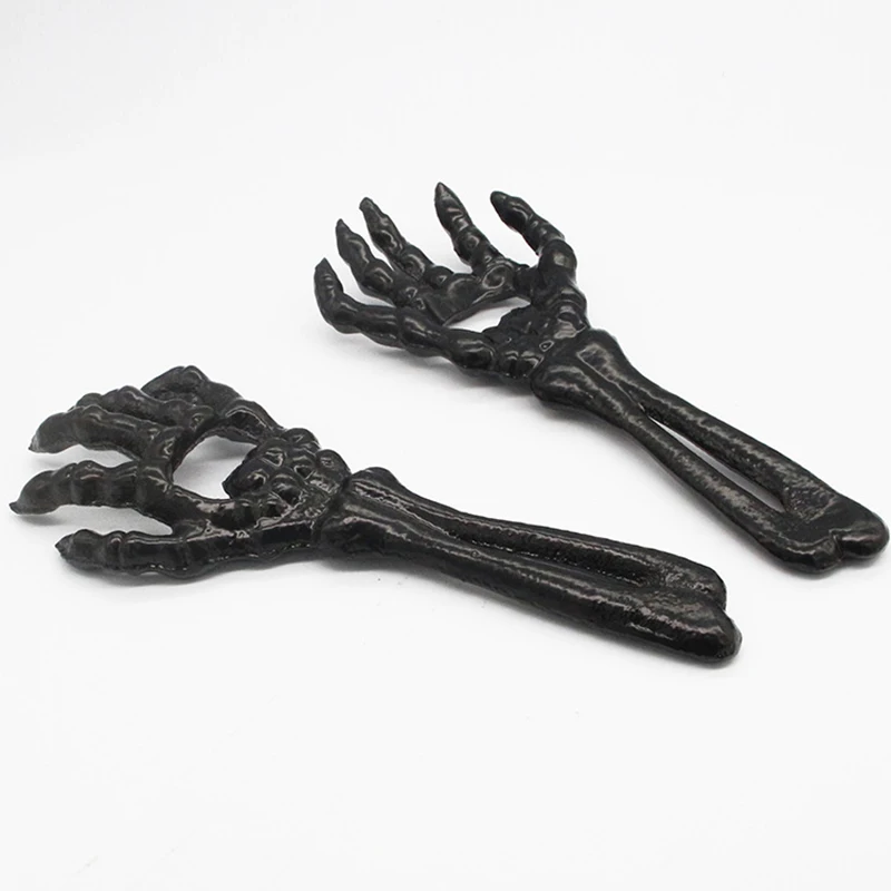 Cast Iron Skeleton Hands Bottle Opener Black Metal Beer Bottle Opener for Halloween Theme Party Bar Tool Men Gift