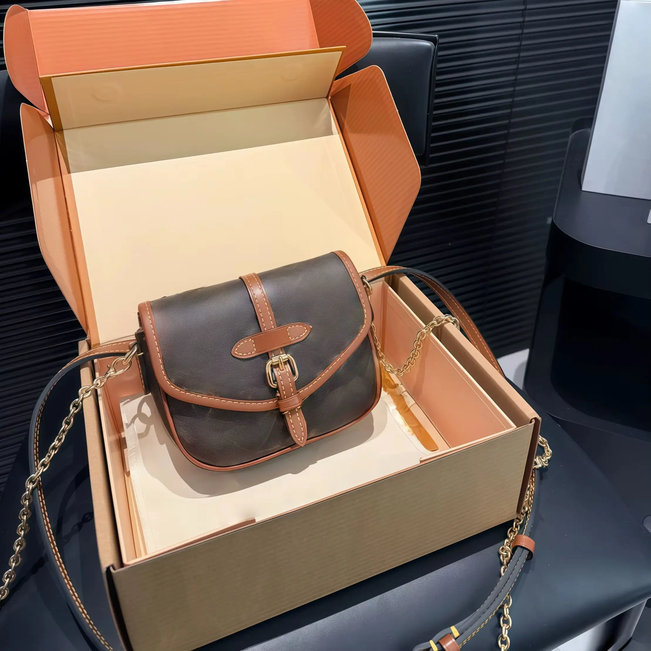 

2025 New Hot Saddle Bag with Handle Carry Crossbody and Underarm Wear Shoulder Straps Are Detachable 16cm