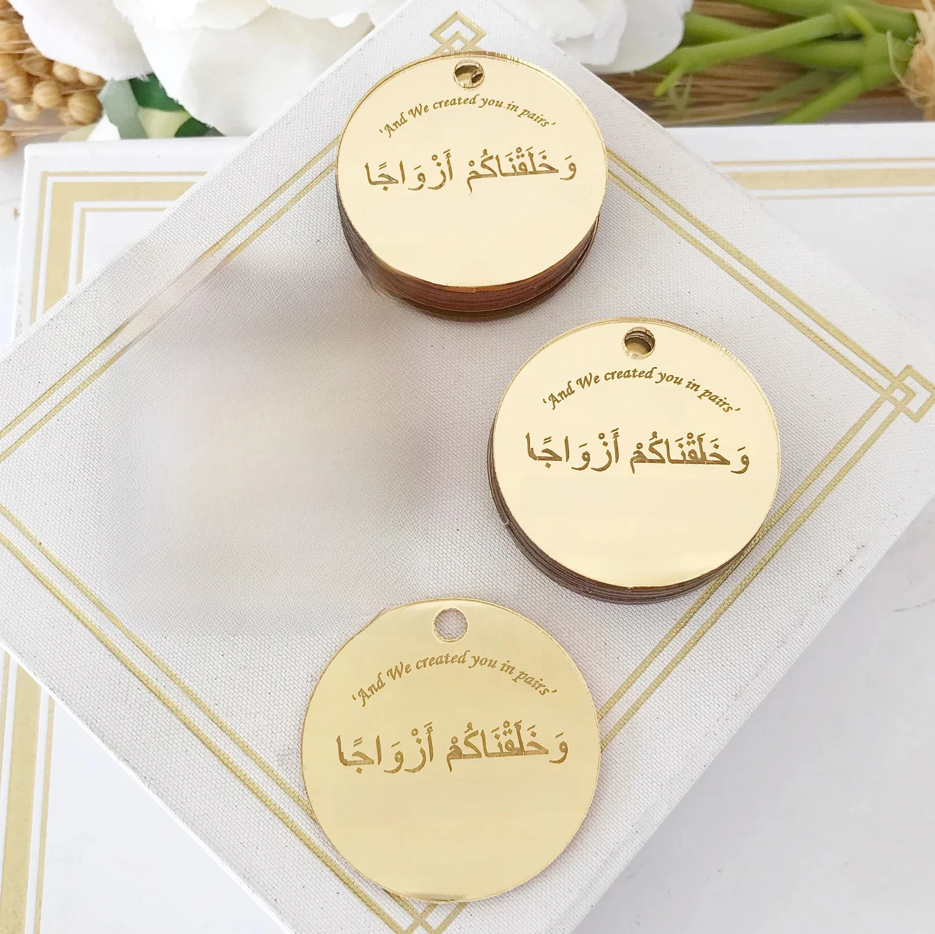 Étiquettes rondes personnalisées en acrylique pour fête au henné, 50/60/70 pièces, étiquettes circulaires gravées pour baptême et bébé, cadeau personnalisé pour le jour du henné