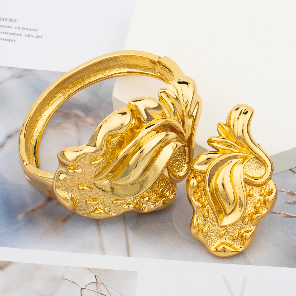 Überzogener Armreif und Ring-Set, modisches romantisches Rosendesign, hohles Armband, farbiges Schmuckzubehör für Hochzeiten – Detail 3
