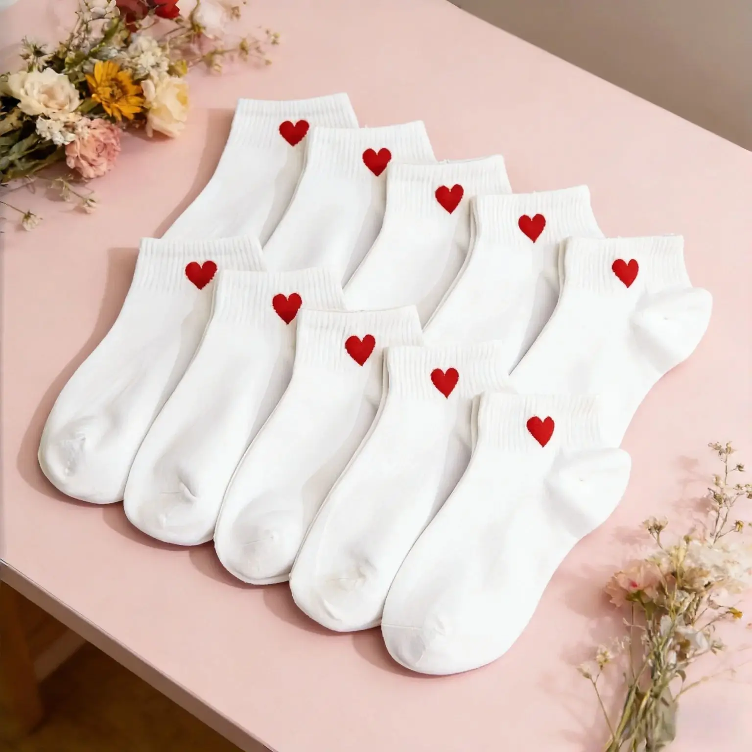 

Набор из 10 белых носков – мягкие и дышащие, обеспечивающие комфорт на весь день во время занятий спортом, работы или повседневной деятельности.