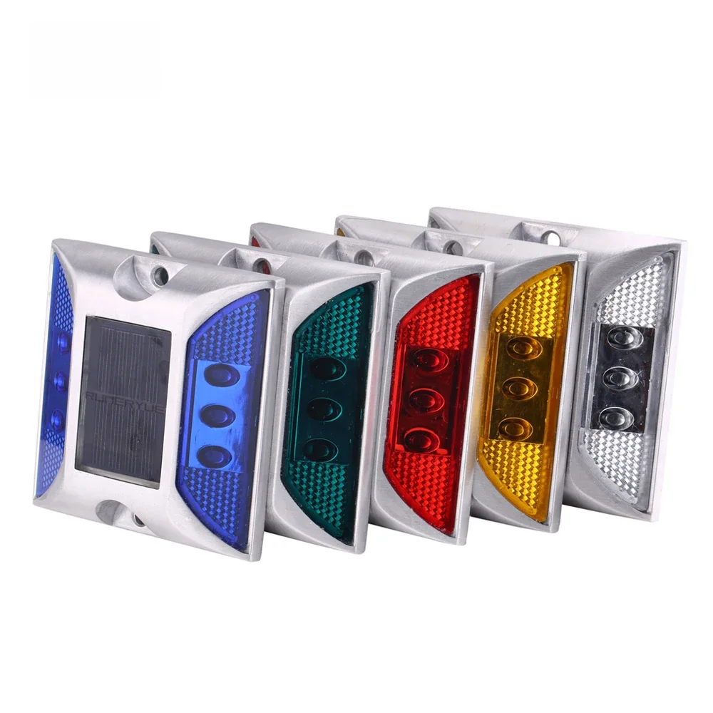 Populaire carré haute luminosité Ip68 clignotant ou toujours sur feu de signalisation réfléchissant en aluminium Led oeil de chat goujon de route solaire