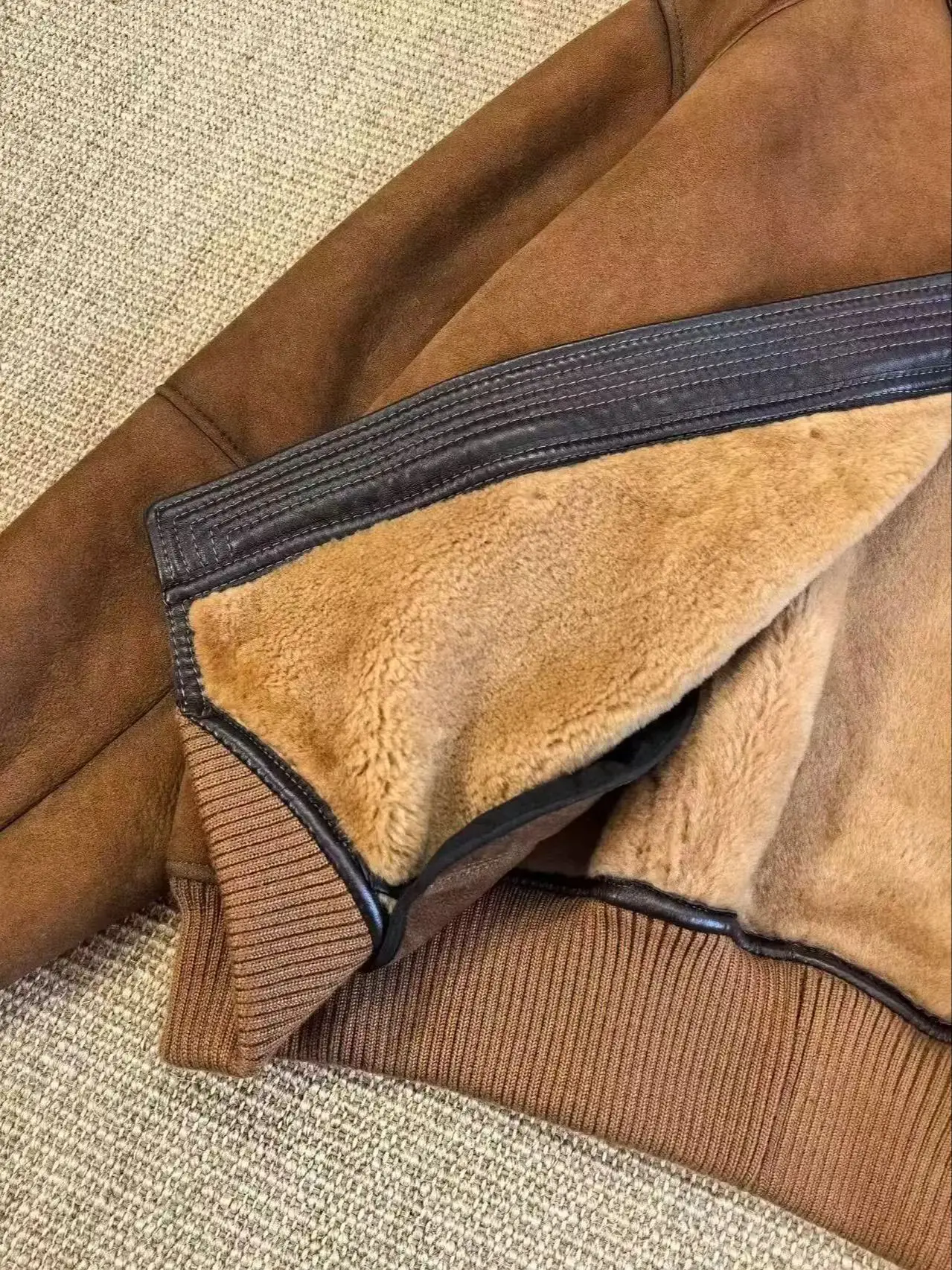 Cappotto retrò alla moda in vera pelle di montone