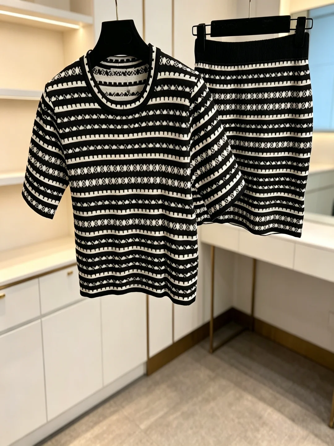 

2026 Summer Women's Patterned Knit Co-ord Set Short Sleeve Crop Top Mini Skirt ZX063