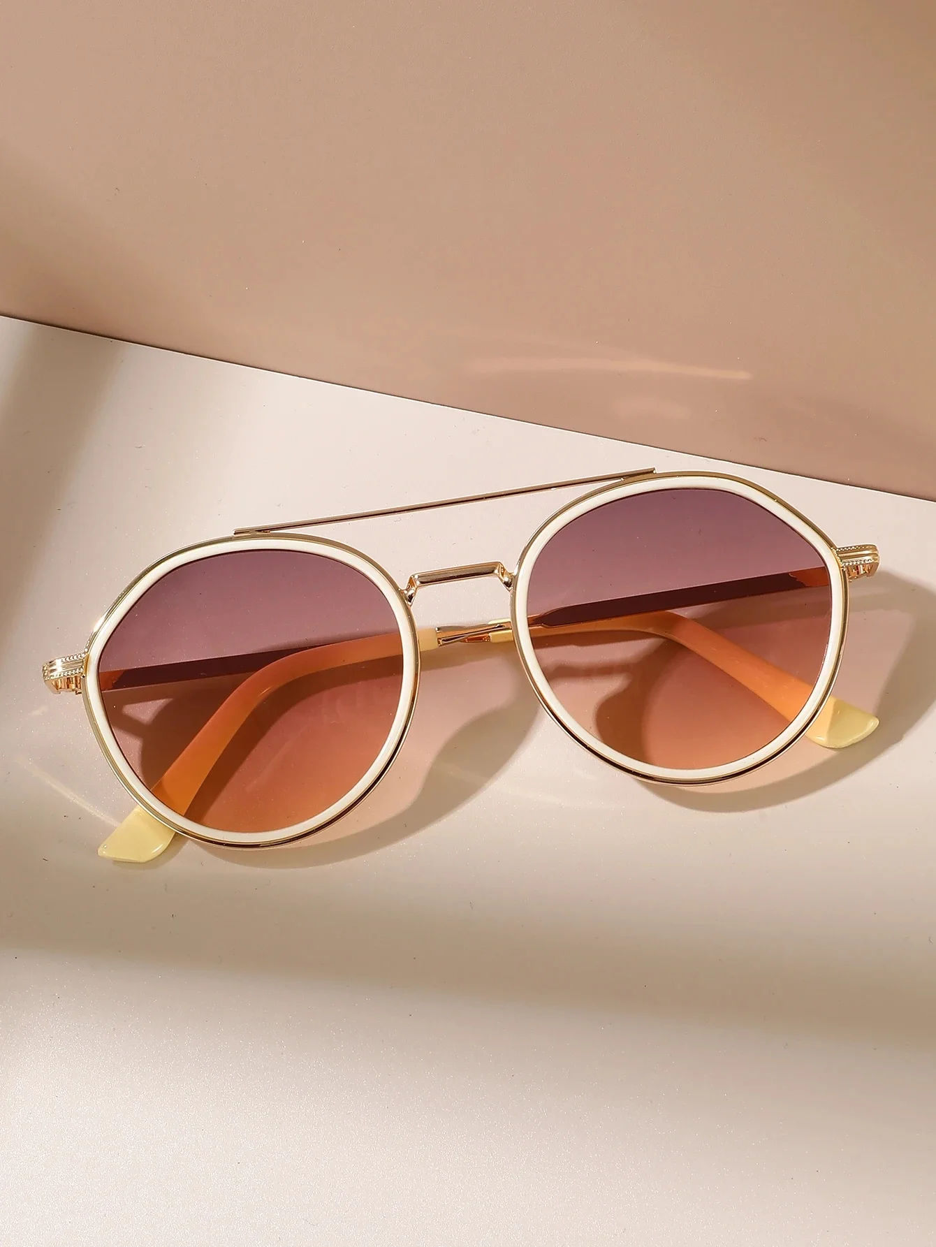 1Pc Retro Metal Double Bridge Toad Frame Glasses Beige Frame Classic Luxury Fashion Design Fashion Street Style Party Glasses — zdjęcie 2