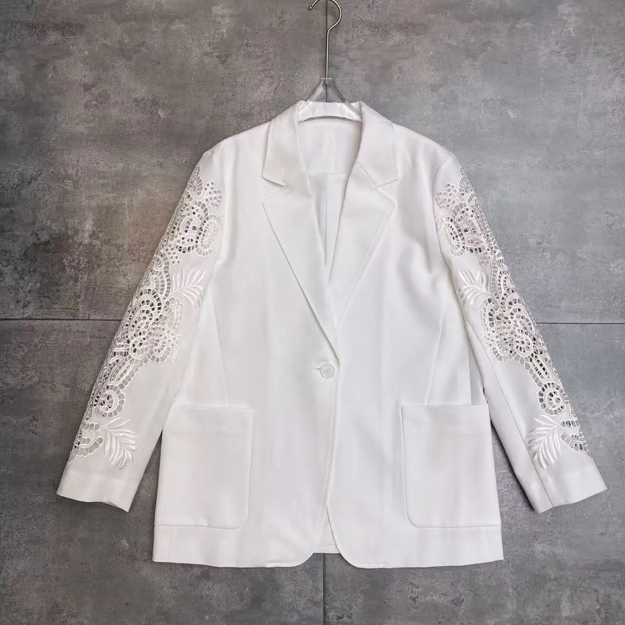 

Элегантный однотонный блейзер с вышивкой и ажурными вставками, универсальный и стильный.