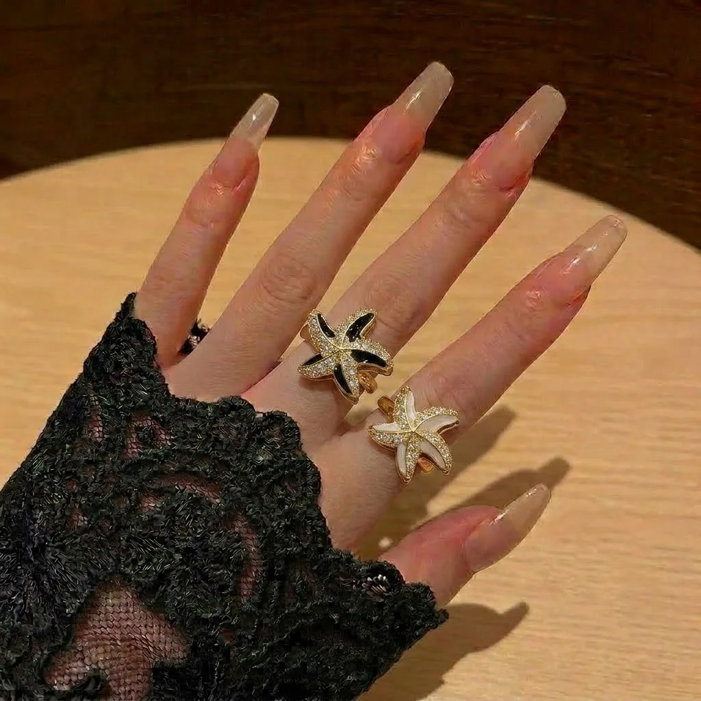 Anillo de Estrella de Mar Blanco y Negro de Lujo para Mujer, Elegante Anillo de Zirconia con Acabado en Oro, Hipoalergénico, Joyería de Regalo