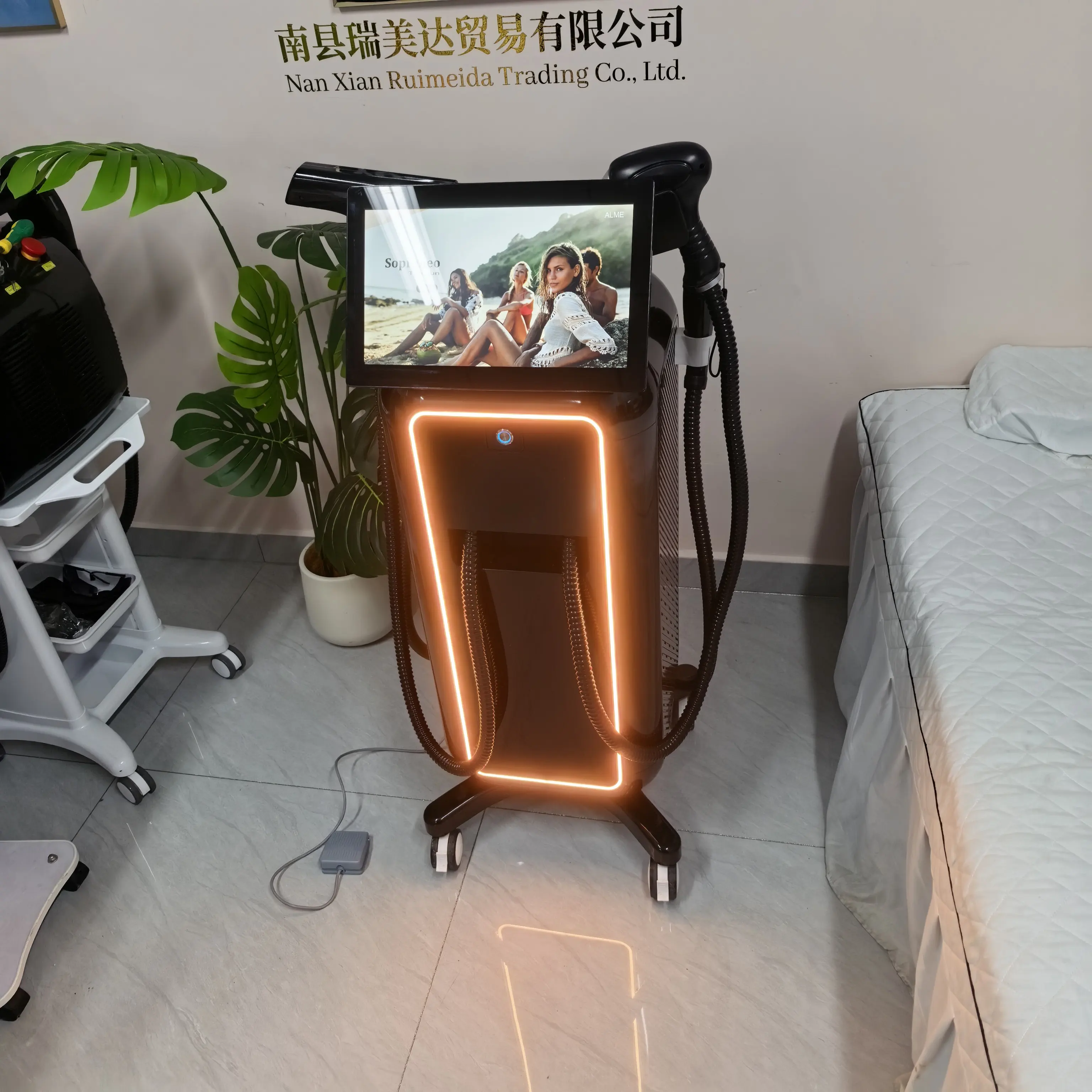 

Soprano Ice Titanium Portable Laser Hair Removal Machine 4-Wave System 4000W High Power SHR Painless Hair Removal Beauty Equipme