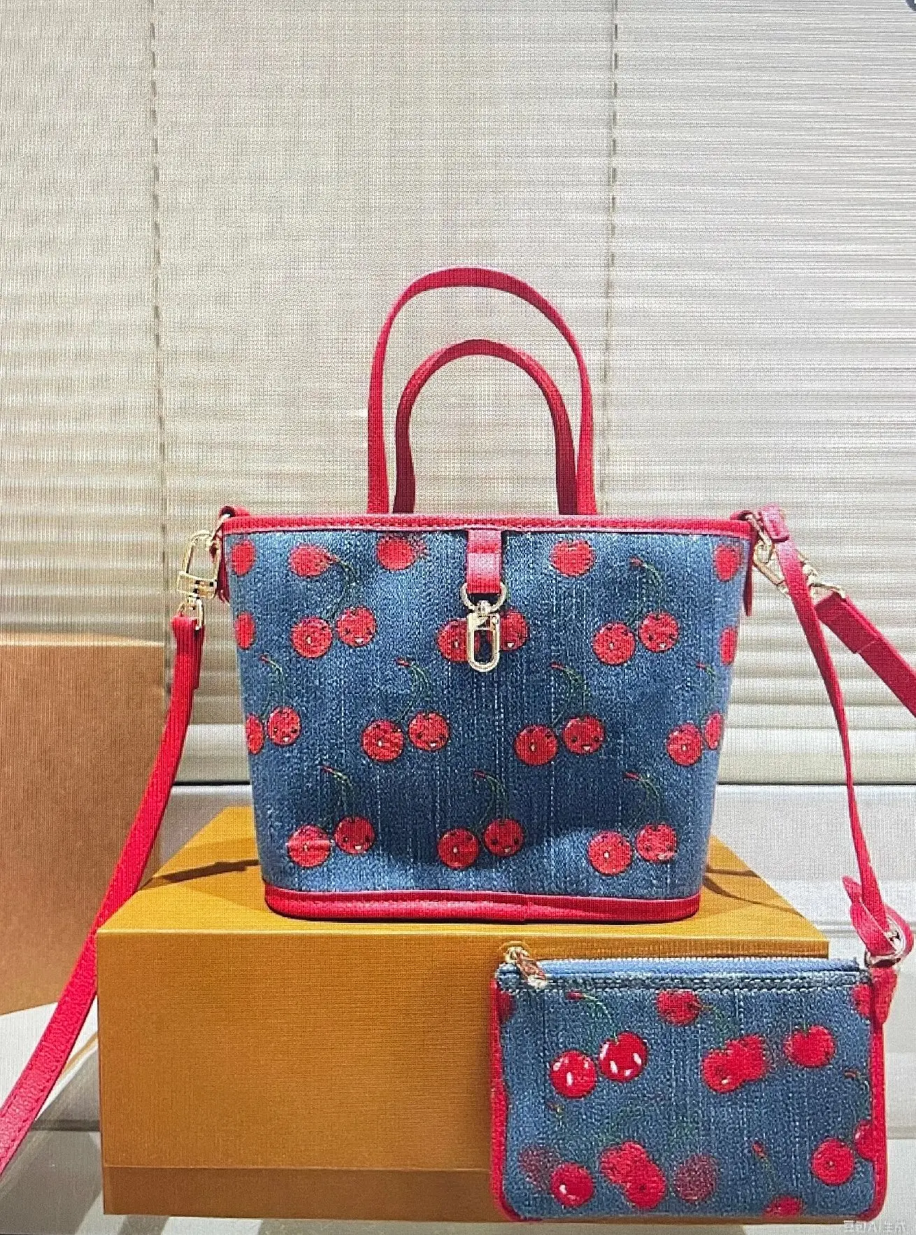 

2025 Must-Have! Mini Contrast Denim Handbag - Crossbody Style, Free Small Wallet Included, Perfect for Errands & Dates