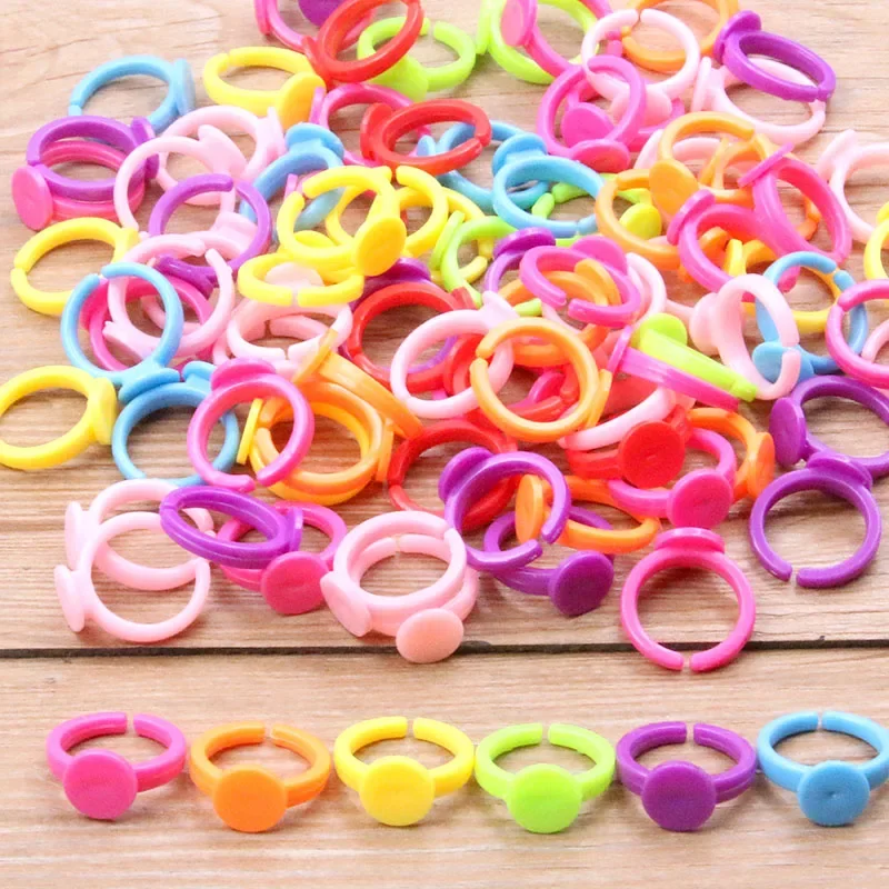 Anneaux colorés réglables en plastique de couleurs mélangées aléatoires pour enfants, 50 pièces, 13x20mm, avec plateau vierge de 8mm