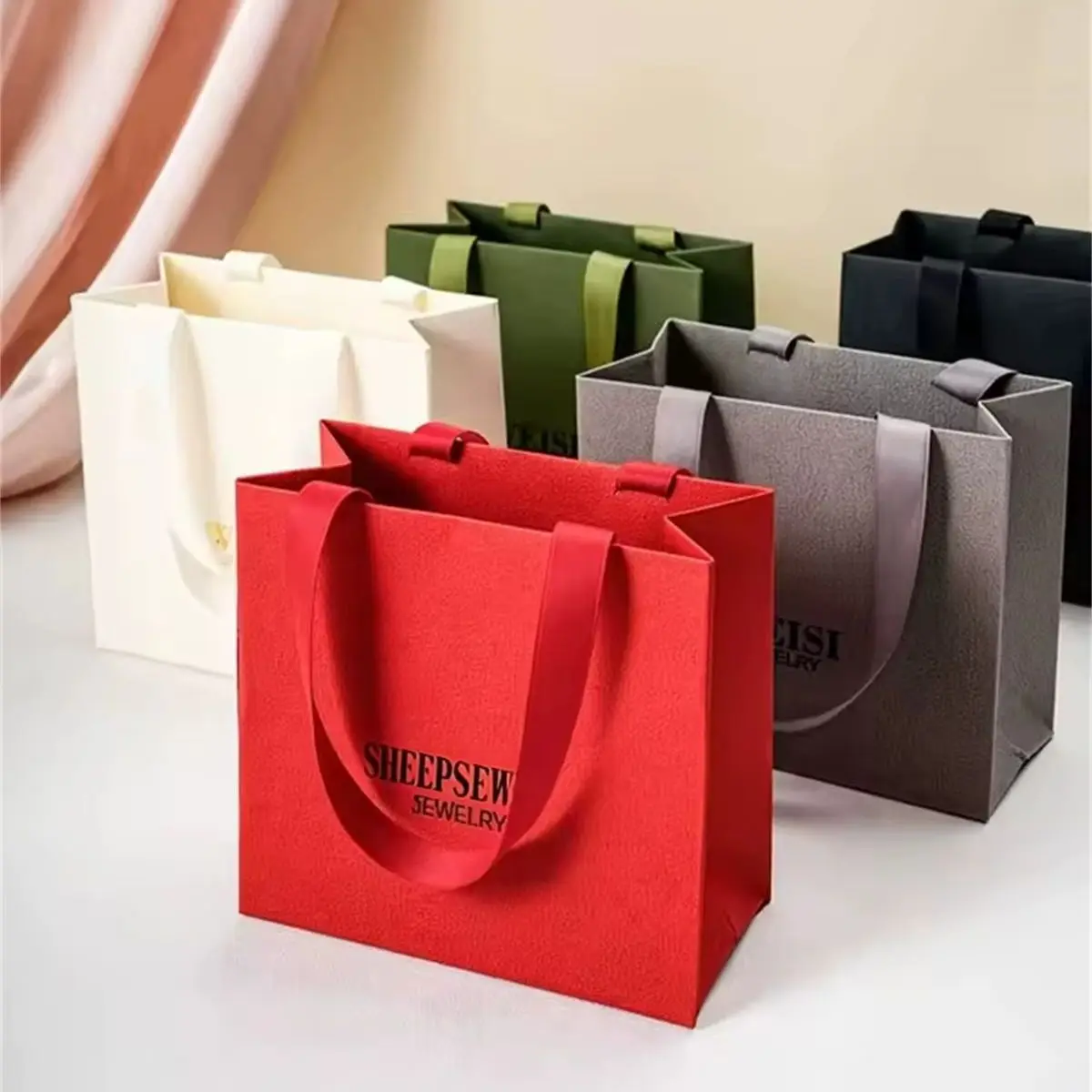 

24/50/100 шт., напечатанный на заказ, экологический роскошный подарок, бумажная доска, сумка для покупок, лента с ручкой, горячее тиснение, оптовая продажа, персонализированная