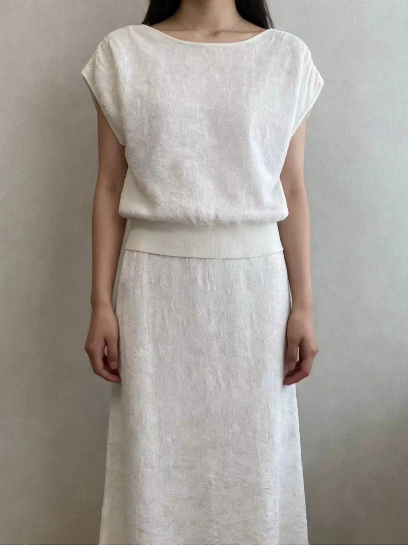 Elegant versatile round neck sleeveless summer knitted skirt suit
