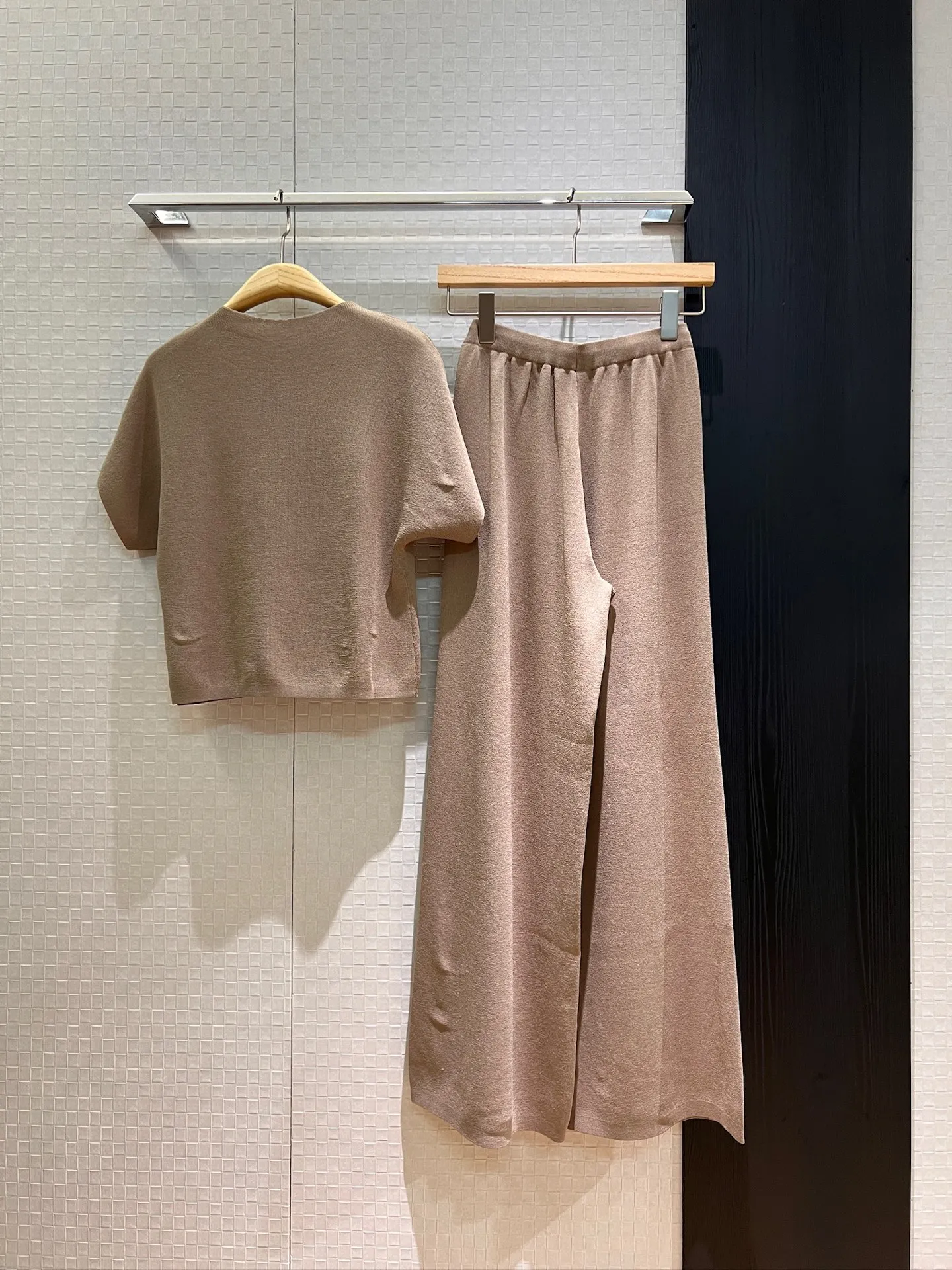 

A Knitted Set Of Round-neck Tops And Wide-leg Pants With A Loose Waist For Ladies