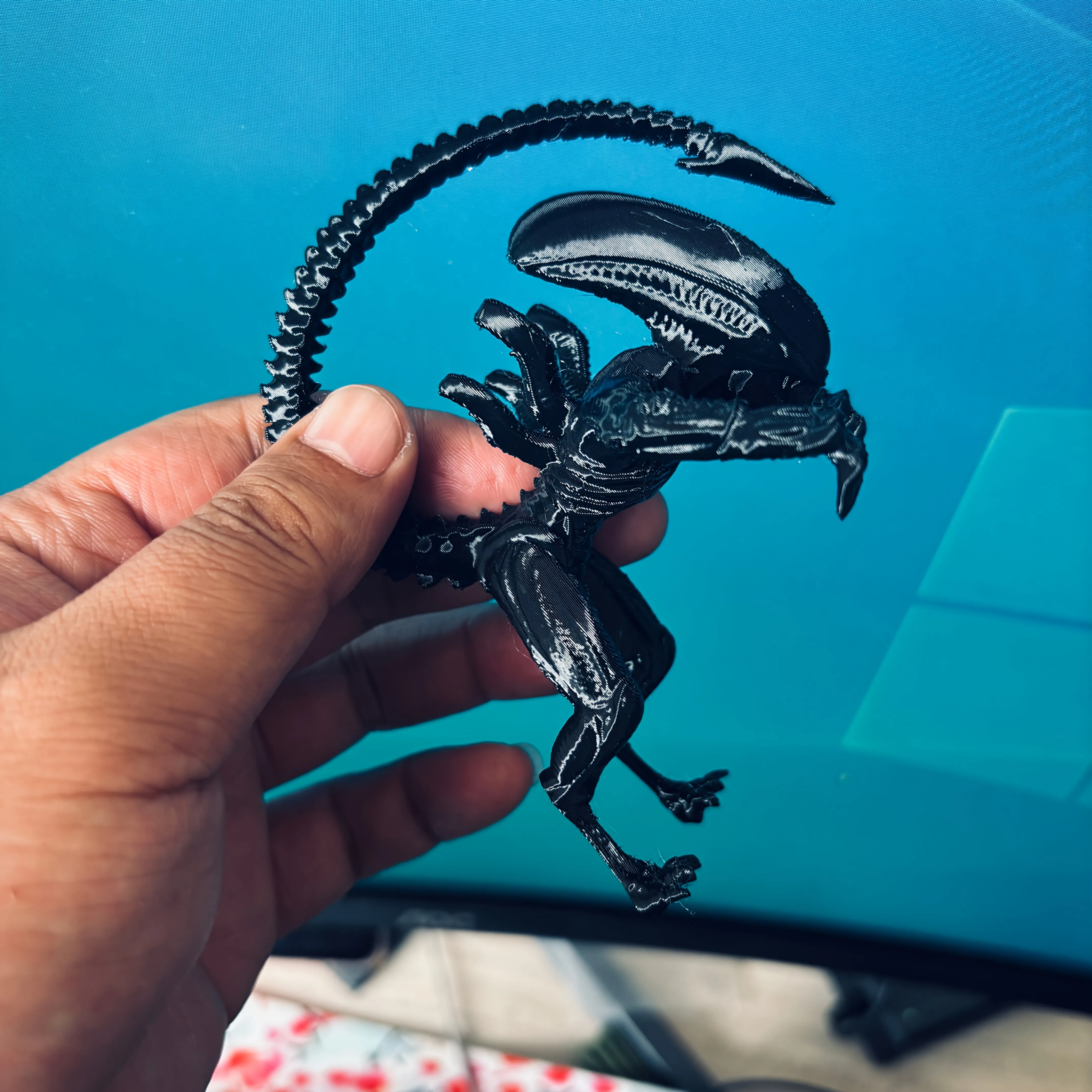 1 Stück Alien-Bildschirmdekoration, Computerbildschirm-Ornament, Sci-Fi-Film-Merchandise, Ausgefallenes Desktop-Geschenk, Alien-Gesicht umarmende Kreatur Bildschirmdekoration. Monitor-Dekoration, Lustiges Stressabbau-O – Detail 6
