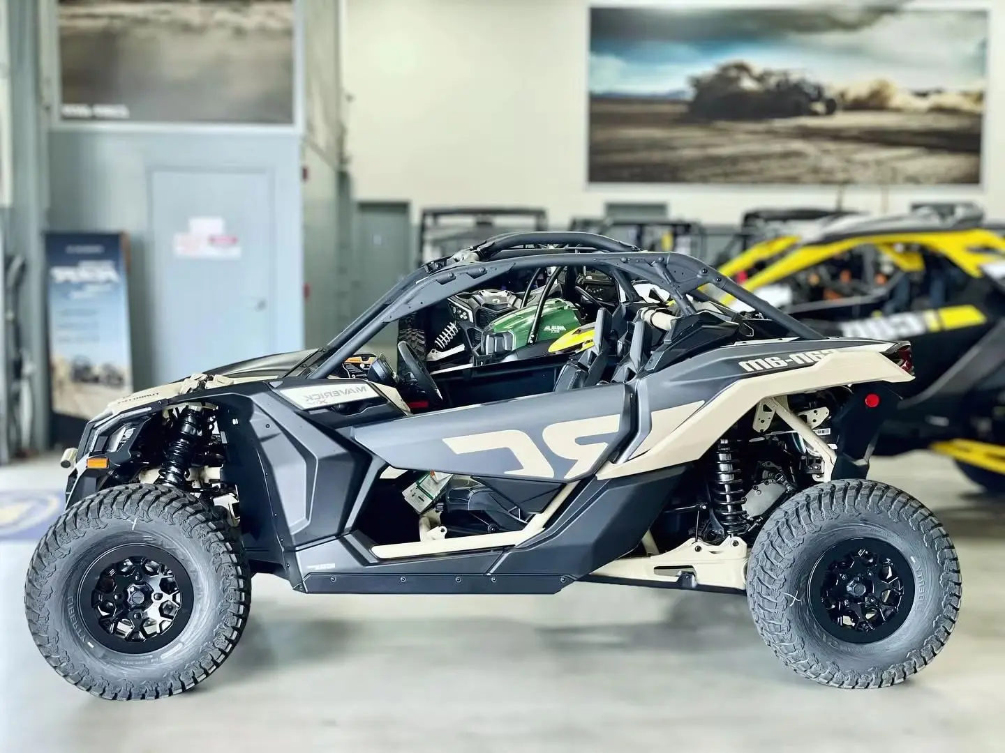 Новая модель 2023 CanAm Maverick