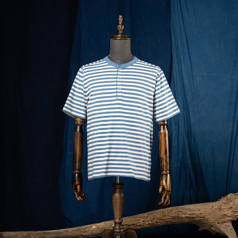 

This vintage striped short-sleeved shirt with a Henry collar design is not as formal as a Polo shirt, but it is also more tough