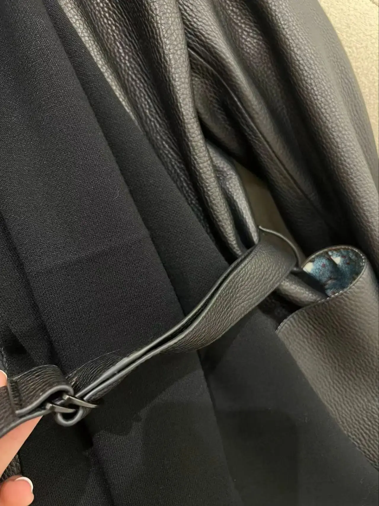 Elegancka damska kurtka ze skóry naturalnej z odpinanym kaszmirowym szalem