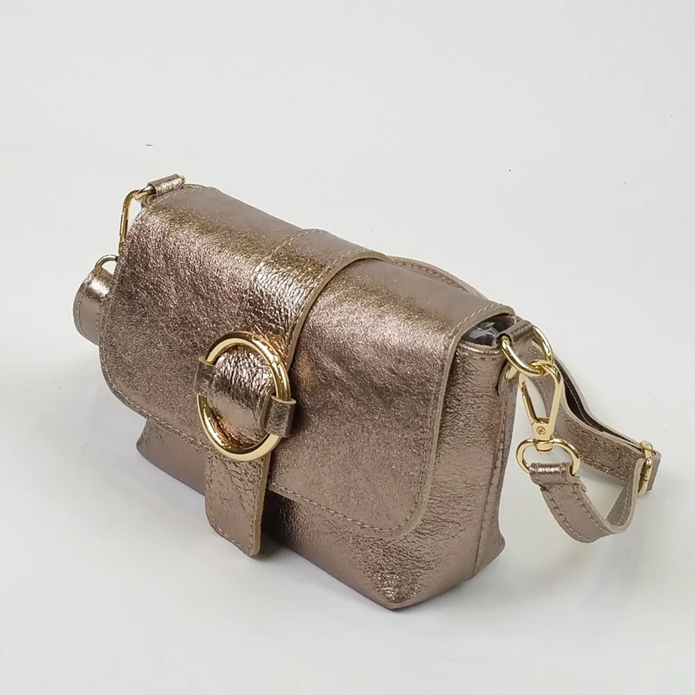 Bolso pequeño de cuero con diseño iridiscente.
