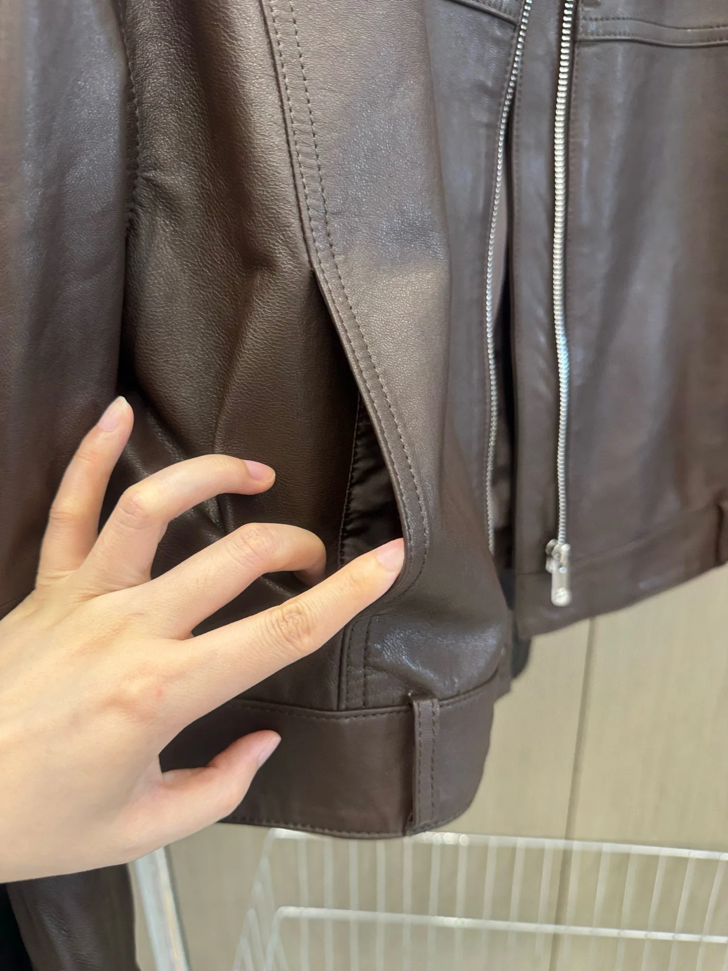 Giacca corta in pelle da donna elegante e casual con cerniera