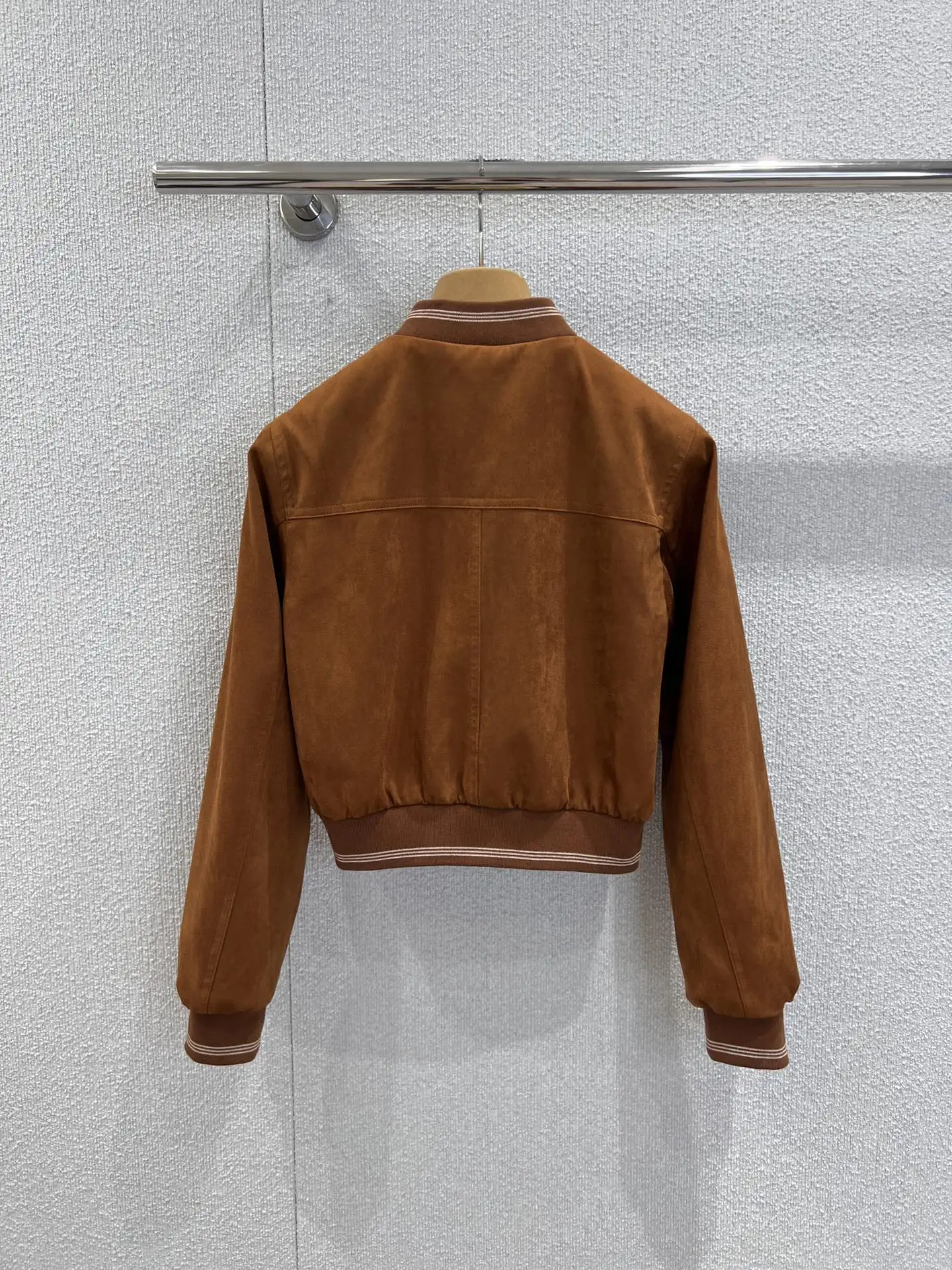 レディース キャラメル スエード クロップド ボンバー ジャケット ボタンアップ ベースボール スタイル アウター