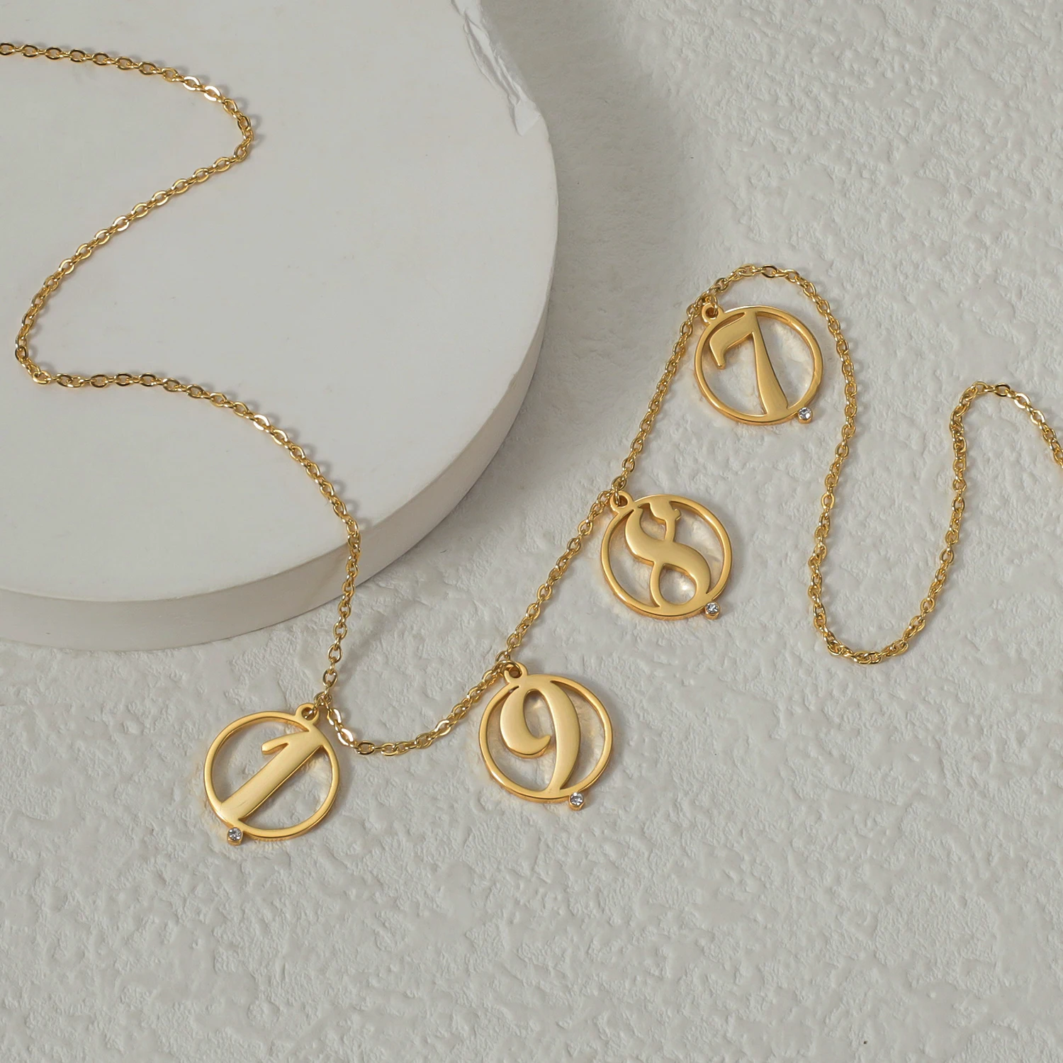 Personalizowany naszyjnik z in – Initial Letter Necklace 18K Gold recenzja i cena