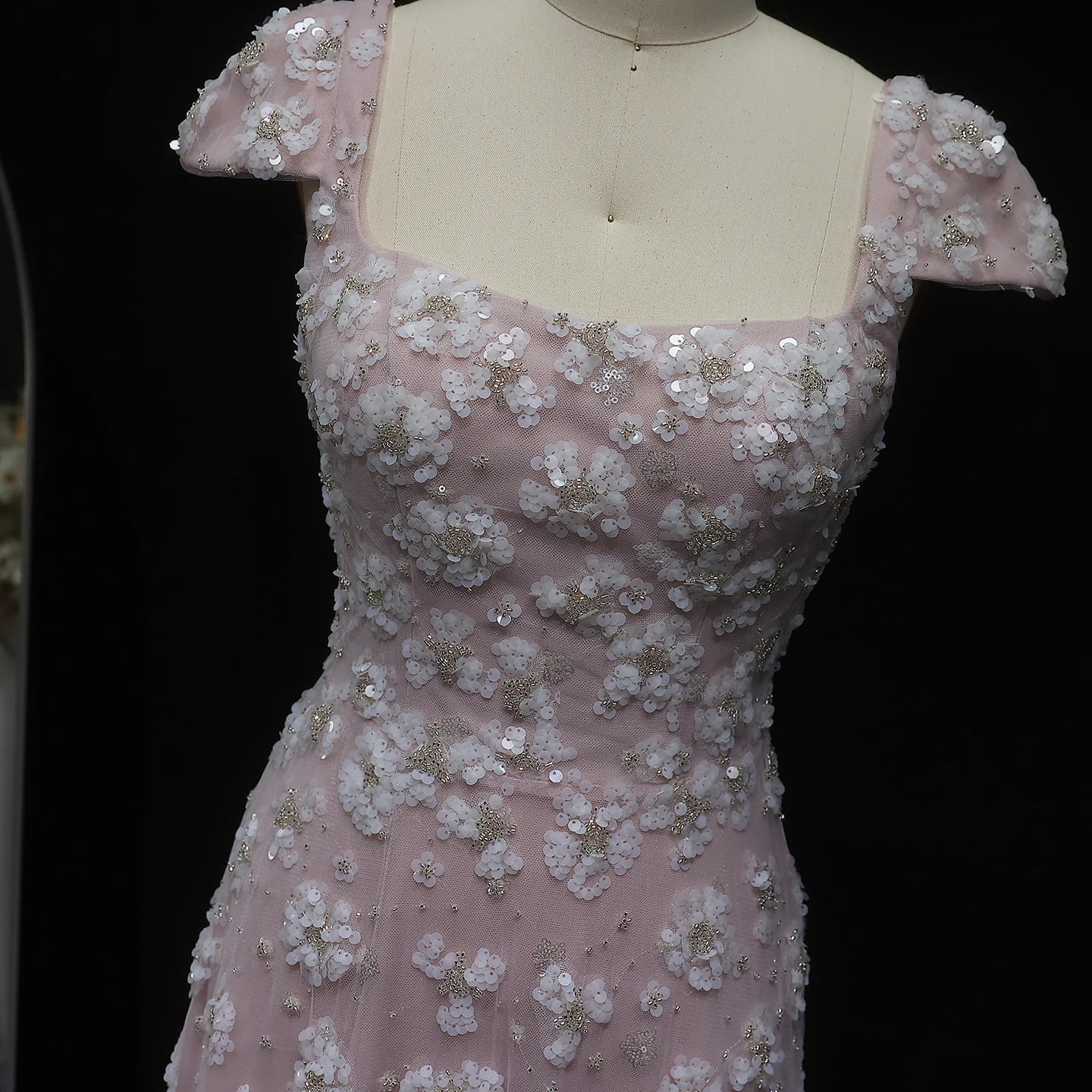 Sharon Said Elegantes, zartrosa, florales langes Abendkleid 2026, Hochzeitskleid mit quadratischem Ausschnitt und offenem Rücken, Party- und Ballkleid SS602, individuell anpassbar – Detail 10